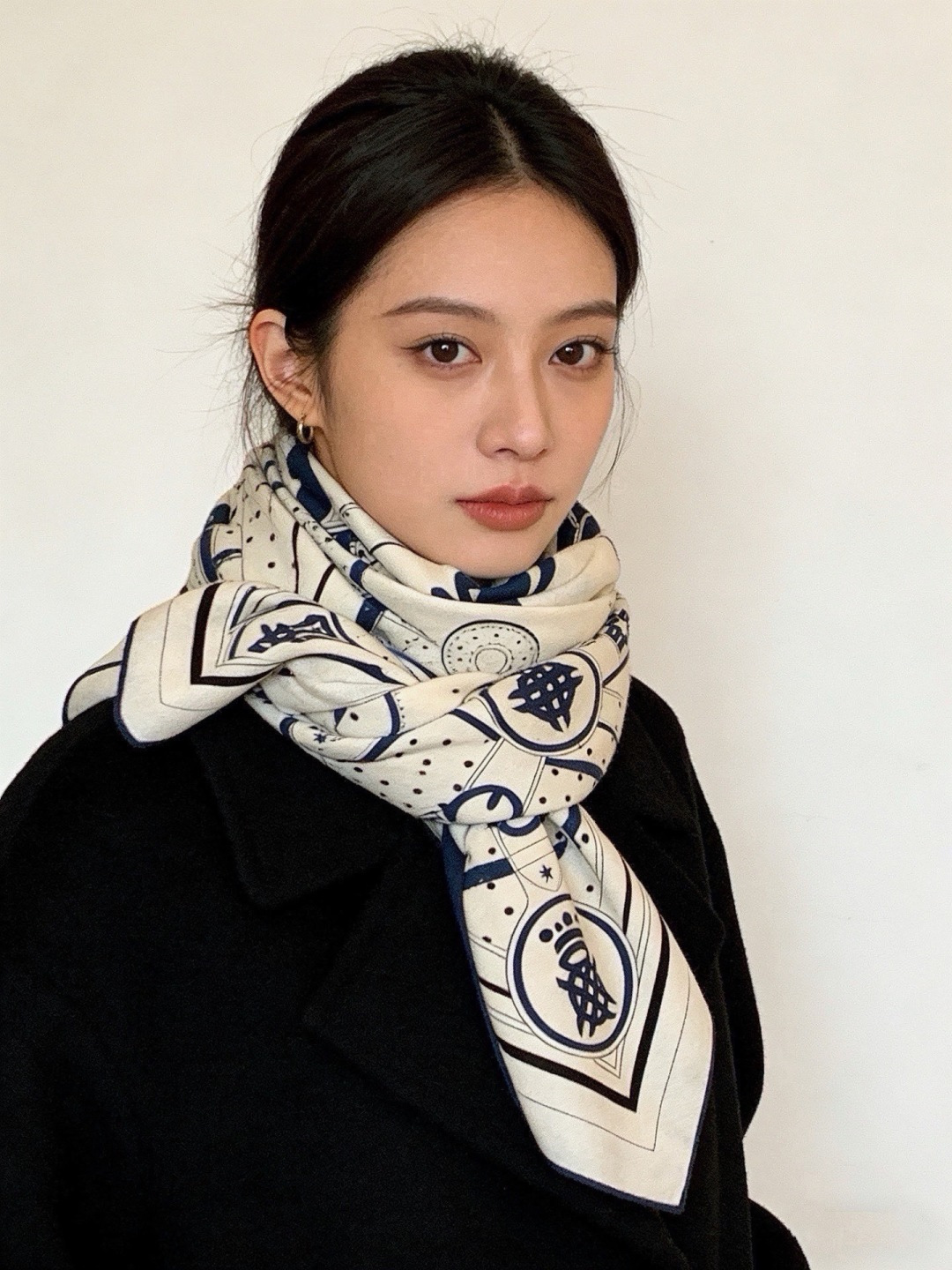 “清晨漫步Bandana”140厘米双面同色丝绒披肩 手工卷边山羊绒和真丝混纺披肩（70%山羊绒，30%桑蚕丝）。 这款