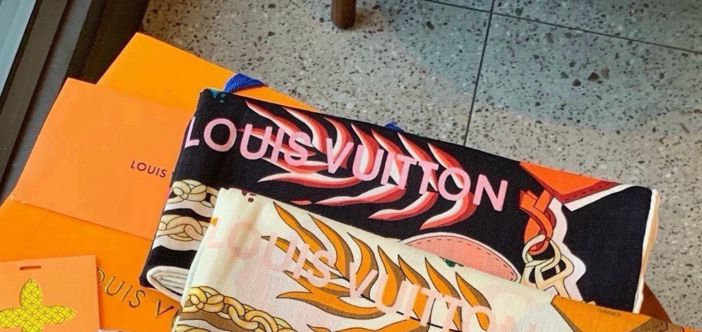 LV x TM 140披肩 【140顶级丝绒双面同色披肩】 本款L Multicolor披肩出自路易威登与知名日本艺术家