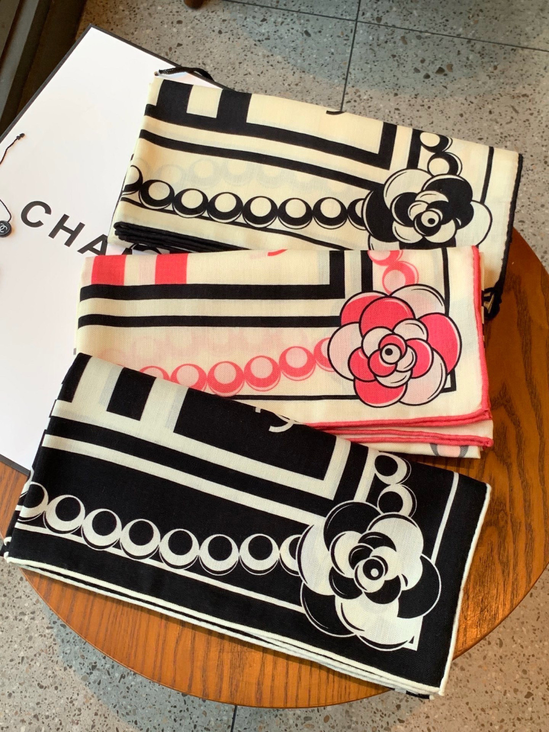 高级成衣系列～Chanel  【140双面同色丝绒披肩】 此系列谱写一曲自由轻灵的赞歌 本系列作品创新演绎品牌的风格符号