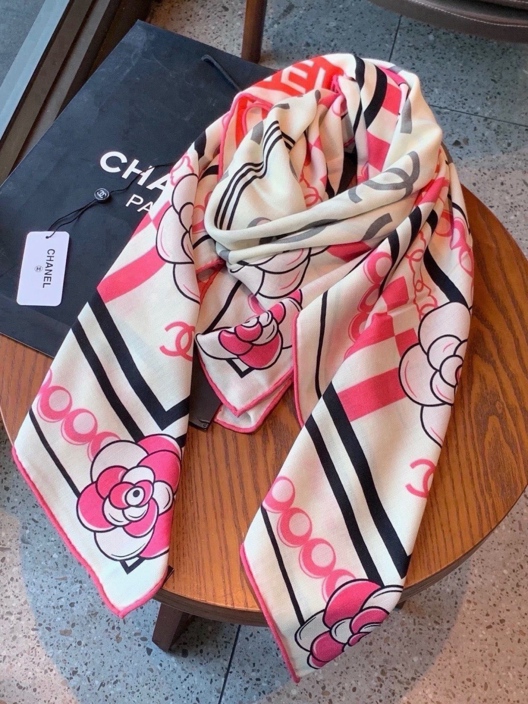 高级成衣系列～Chanel  【140双面同色丝绒披肩】 此系列谱写一曲自由轻灵的赞歌 本系列作品创新演绎品牌的风格符号