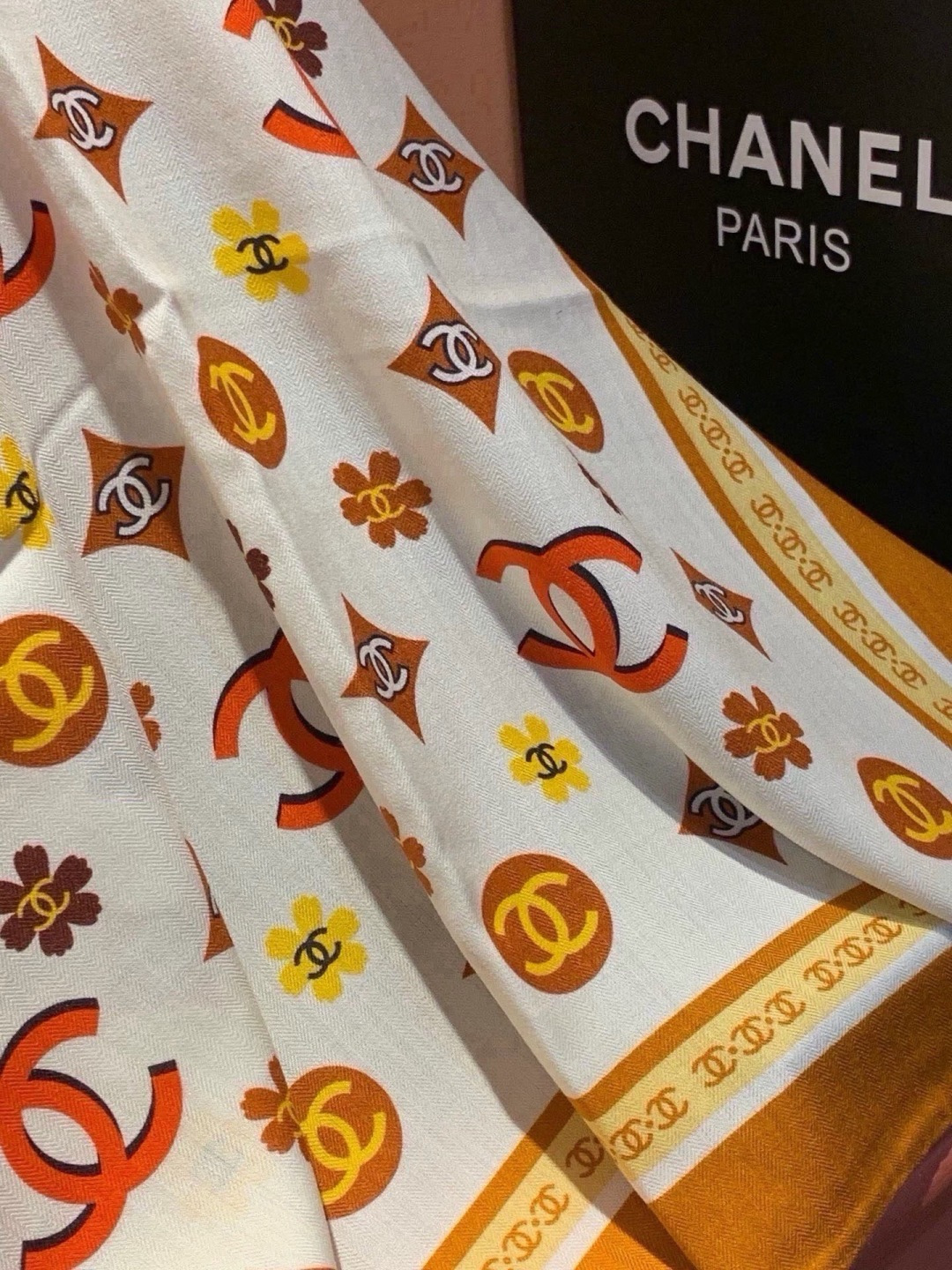 香奈儿上新❤️ 【Chanel】  经典茶花优雅Coco风，Chanel最新丝绒大方巾~气质到骨子里，香奶奶新一季的面料