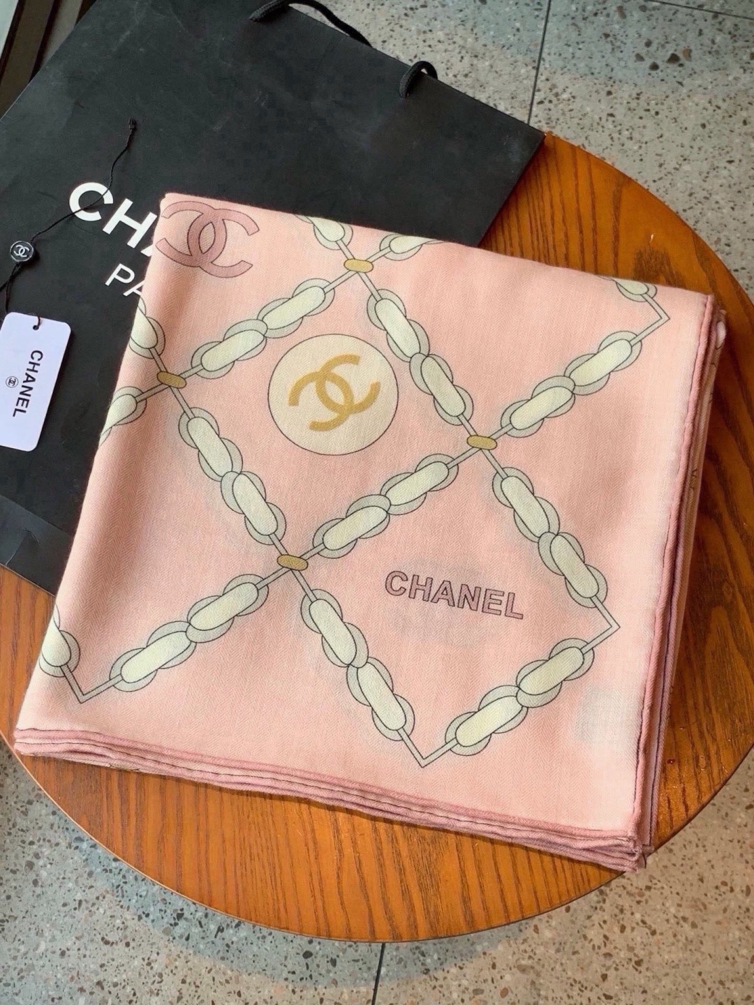 高级成衣系列～Chanel  【140双面同色丝绒披肩】 此系列谱写一曲自由轻灵的赞歌 本系列作品创新演绎品牌的风格符号