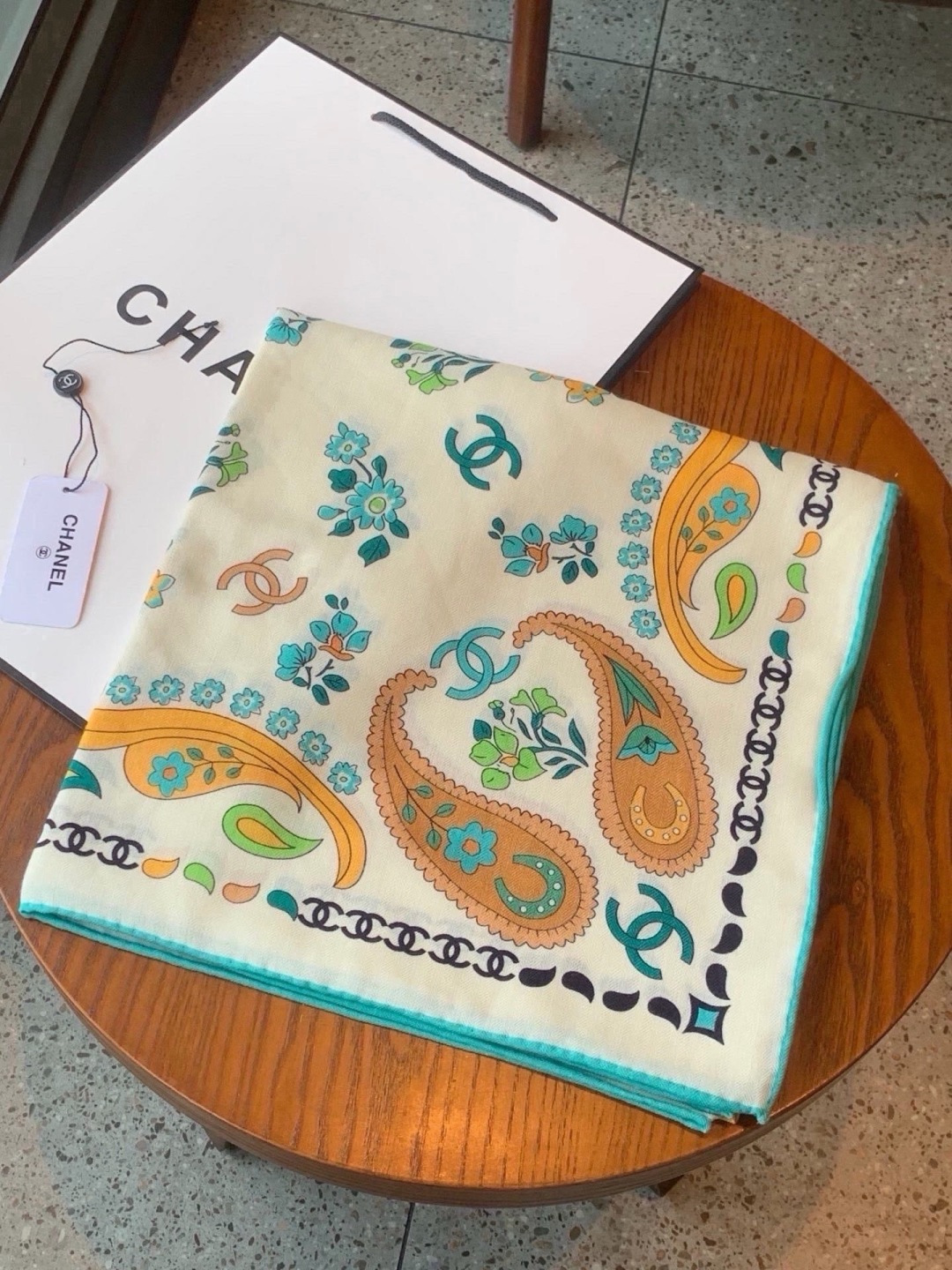 高级成衣系列～Chanel  【140双面同色丝绒披肩】 此系列谱写一曲自由轻灵的赞歌 本系列作品创新演绎品牌的风格符号