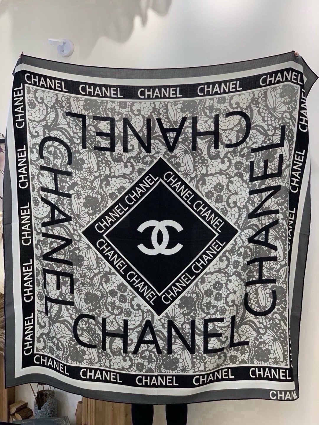高级成衣系列～Chanel  【140双面同色丝绒披肩】 此系列谱写一曲自由轻灵的赞歌 本系列作品创新演绎品牌的风格符号
