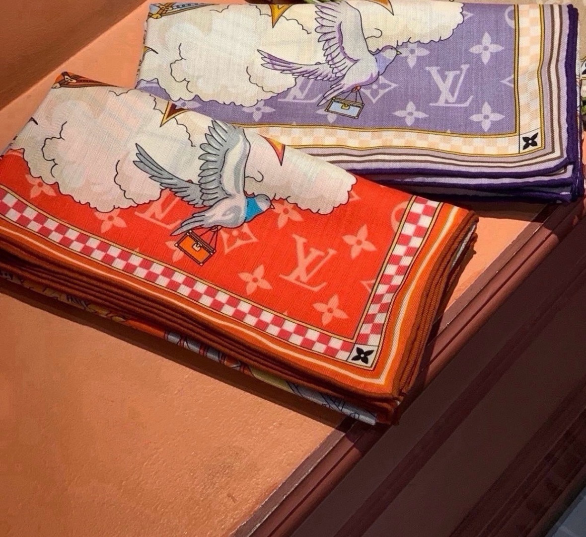 LV x TM 140披肩 【140顶级丝绒双面同色披肩】 本款L Multicolor披肩出自路易威登与知名日本艺术家