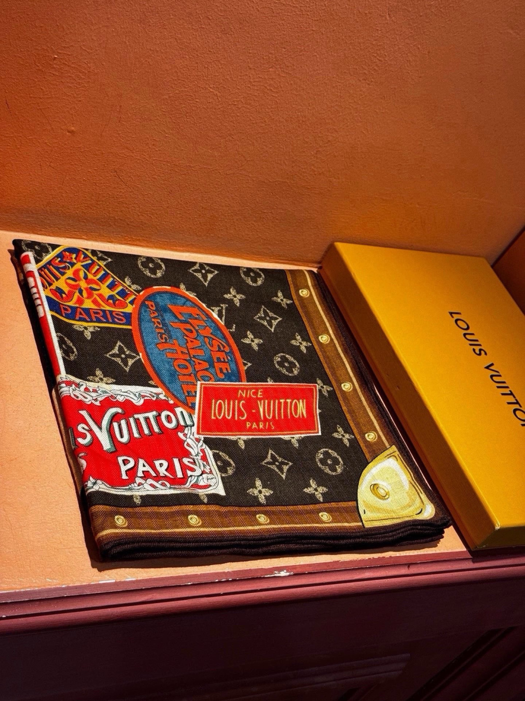【LV】上新❤️  路易威登 一款值得品细节的高货 抠细节，从一个小块的配色去打败市场货 140方巾 二个配色  欢迎对