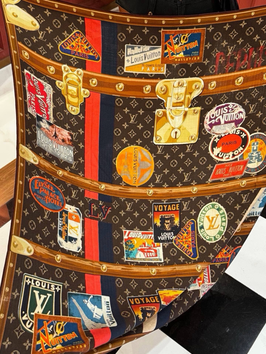 【LV】上新❤️  路易威登 一款值得品细节的高货 抠细节，从一个小块的配色去打败市场货 140方巾 二个配色  欢迎对