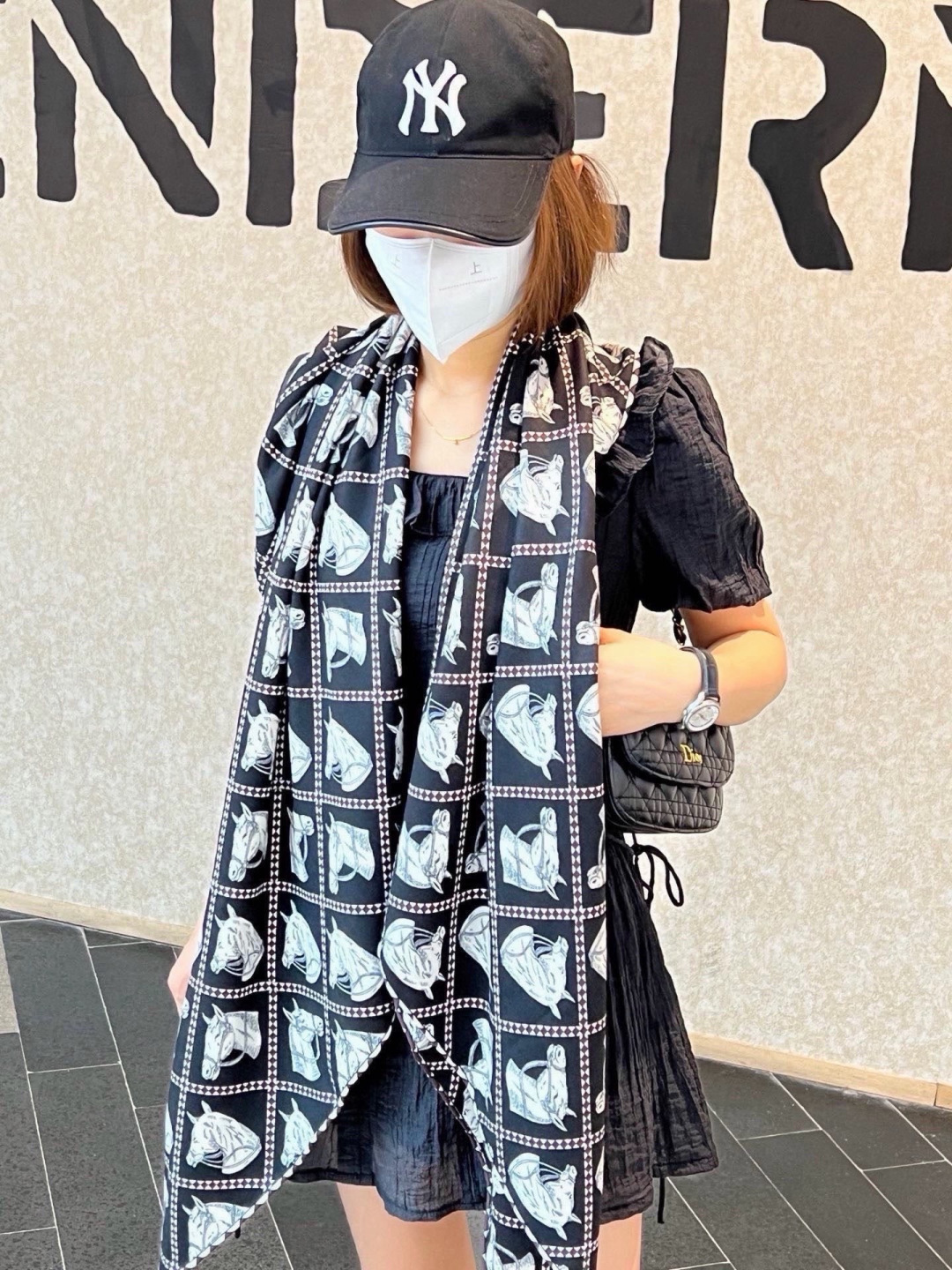 💟上新💞双面同色 采用经典爱马仕马头元素设计，手工卷边山羊绒和真丝混纺披肩（70%山羊绒，30%桑蚕丝）。 这款披肩采用