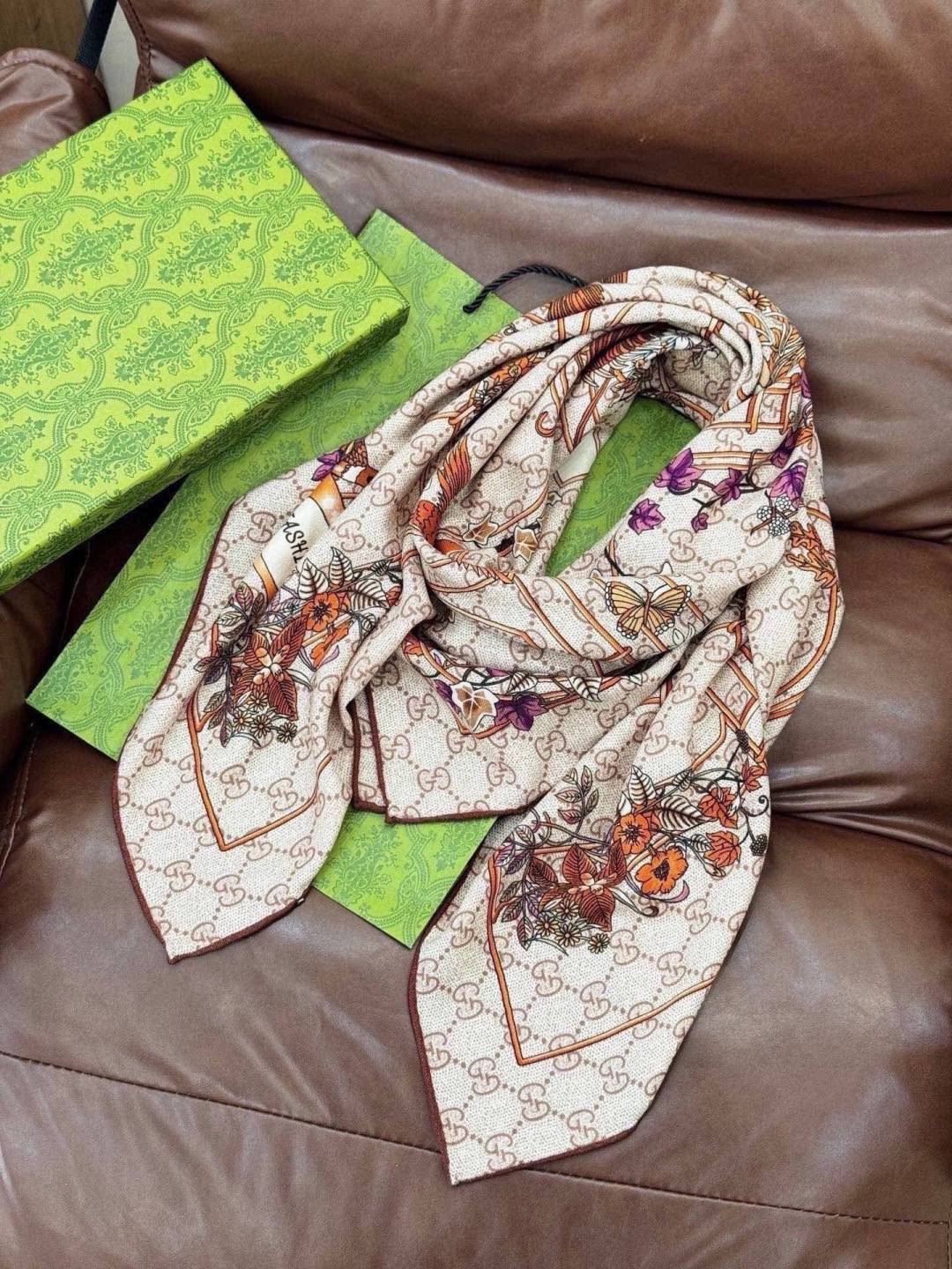 Gucci新款方巾 Gucci动物和花卉印花 品牌典藏图案在与全新醒目印花的衬托下熠熠生辉。这款方巾匠心缀饰动物和花卉印
