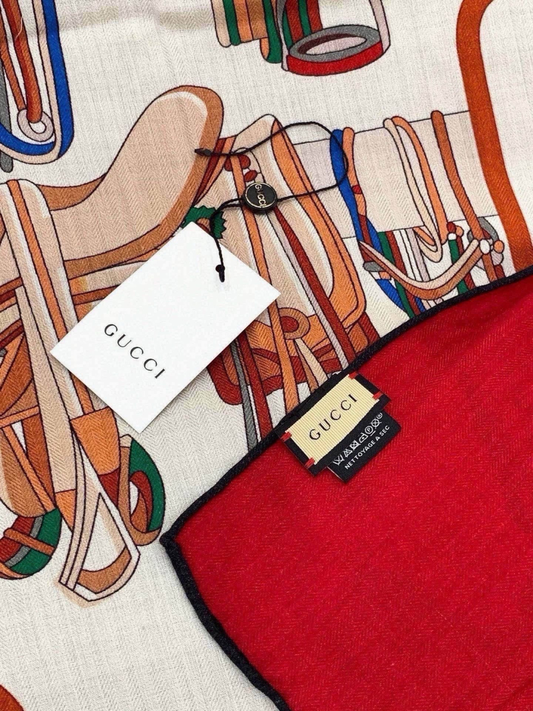 💟Gucci~140双面丝绒披肩 马鞍细节和骑马图案以精致色调匠心呈献，意在向品牌与马术世界的深厚渊源致敬。这款方巾以真
