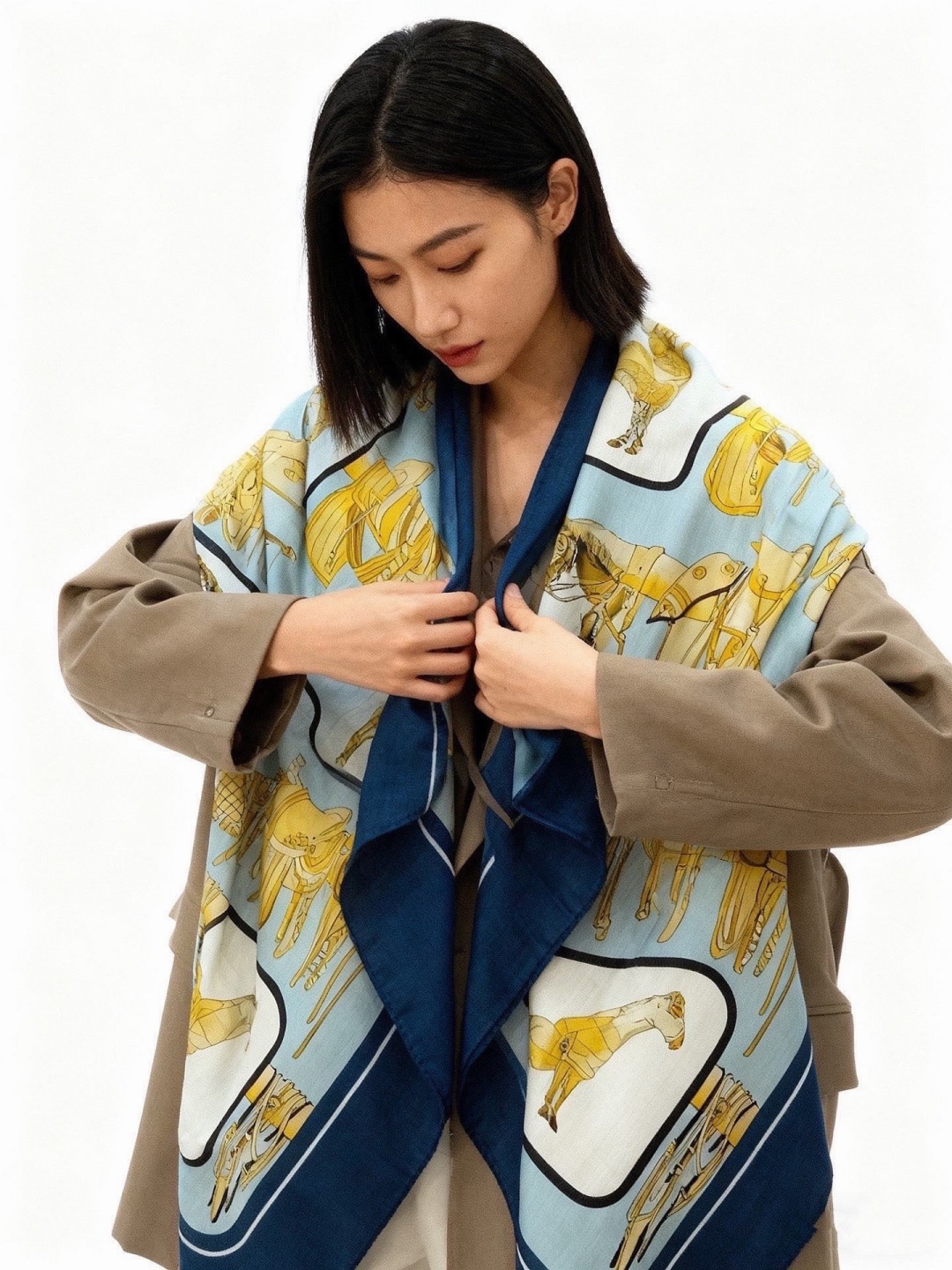 💟Gucci~140双面丝绒披肩 马鞍细节和骑马图案以精致色调匠心呈献，意在向品牌与马术世界的深厚渊源致敬。这款方巾以真