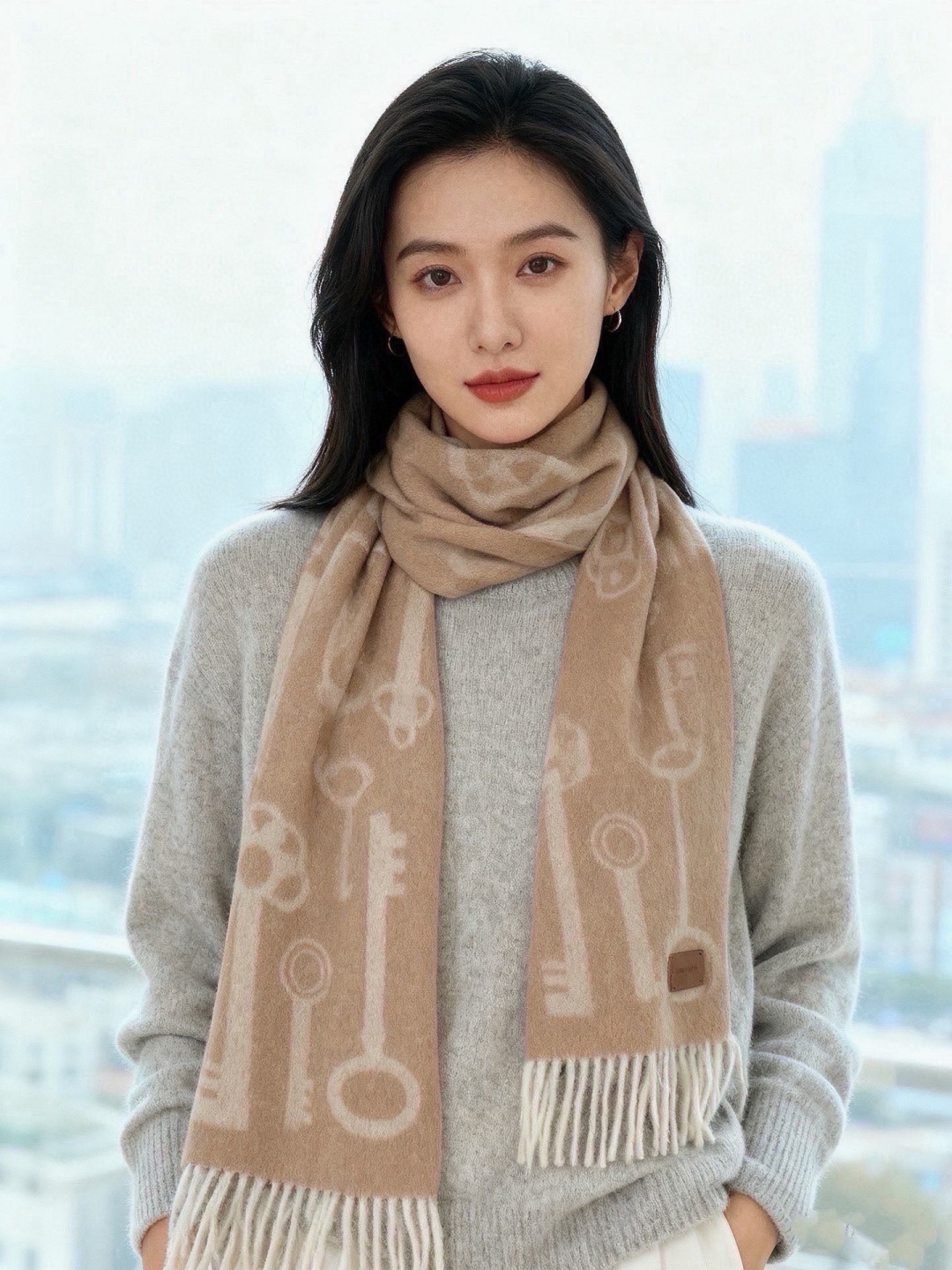 NO:945781,New Hermès keys for men and women  I bought and cherished this scarf~ It is an export order, so it is rare to find something that is small but refined and beautiful. Be sure to buy this H family women's scarf. The style is very feminine and it is a very Classic design for men and women. The classic large-area fabric is made of cashmere supplied by customers. It is very fine and soft, very beautiful. The upper body effect is unbeatable, beautiful and elegant.  Approximately, a super nice color scheme, any boy or girl will like it. The jacquard key pattern is very exquisite, the texture is unobtrusive. It is suitable for formal wear or casual wear. It can be folded in half or hung in a circle. It is stylish for a gentleman. It has a warm demeanor. Material cashmere, size 32x high version scarf, high version scarf, hermes19860909上新爱马仕钥匙男女款 这款围巾且买且珍惜~都是出口订单所以比较难遇东西讲究少而精好看的一定要收这款H家女士围巾,款式很有女性魅力是男女款里非常Classical的设计,经典大方面料采用的是客供的羊绒细腻柔软度都非常的好,非常漂亮.上身效果无敌好看大气简约,超级好看的配色,任何男生女生都会喜欢的款吧提花钥匙图案非常精致的点缀有质感不张扬~~搭配正装或者搭配休闲装都很合适~对折挂围或者绕圈围都完全可以,绅士有型~有温度的风度.材质羊绒,尺寸32x高版本围巾,高版本围巾,hermes,scarf