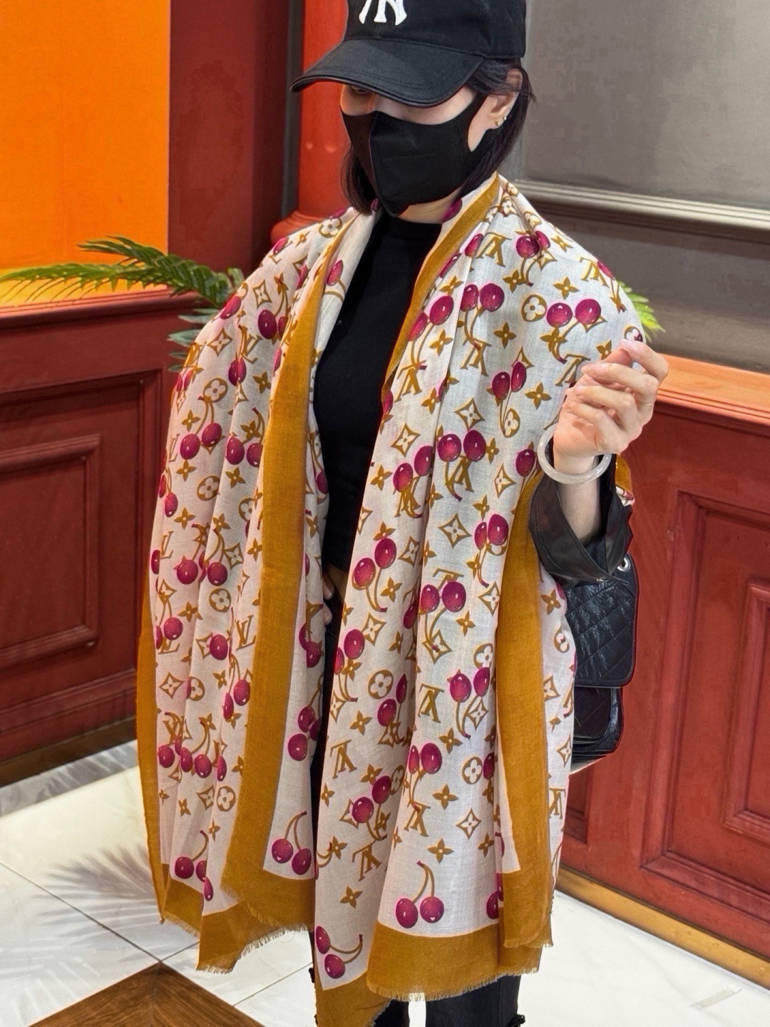 NO:945791,The new cherry LV cashmere square scarf LV x TM Monogram Cerise is from the Louis Vuitton19860909上新 新款樱桃LV羊绒方巾 LV x TM Monogram Cerise 出自路易威登 x 村上隆复刻系列,以明快的艺术风格重绎经典品牌标识.Monogram 背景与村上隆的缤纷樱桃图案共筑活力夏日格调,与同系列其他单品搭配相宜. 尺寸100*200高版本围巾,高版本围巾,louis vuitton,louis vuitton,scarf