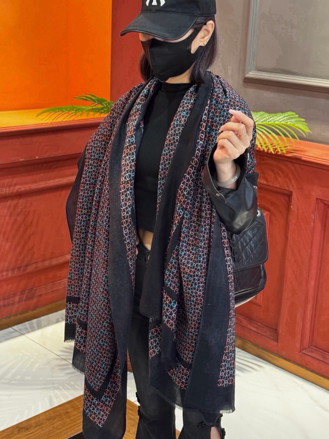 NO:945827,The new CHANEL Chanel classic elements are designed elegantly and elegantly. It is perfect when wrapped around the neck. It is like a beauty in the world. Counter quality [rose] long scarf 100*200cm. Top-quality pure cashmere [strong] reserved. If you like it, come and grab it. High version scarf, high version scarf, chanel, chanel19860909新款 CHANEL香奈儿经典元素设计优雅大方,绕在颈间超级完美简直人间的尤物 专柜品质[玫瑰]长巾100*200cm 顶级纯羊绒[强]自留款喜欢的快来抢吧 高版本围巾,高版本围巾,chanel,chanel,scarf