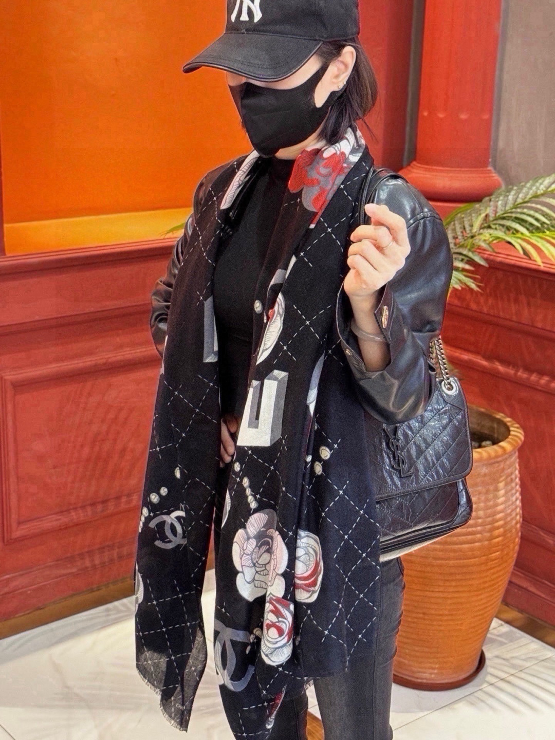 NO:945836,The new cashmere fabric long scarf is so beautiful [crying] [Colorful camellia long scarf] The royal palace-level new model is on sale at the special counter. The unique design style of pure cashmere silver thread and the classic LOGO pattern printing of Fuxiangjia are extremely beautiful. Really. The upper body is extremely luxurious and high-end. Rare ~ little expensive ~ you can decide if it looks good or not. Size 110x200cm large long scarf, top pure cashmere high version scarf, high version scarf, chanel19860909新款羊绒面料长巾 美翻了[流泪]【彩色山茶花长巾】御用殿堂级极新款专柜在售 纯羊绒银线独特设计风格加上富有香家经典LOGO图案印花 美丽至极 真的 上身极为奢华上档次 稀有～小贵～好看不好看自己看吧 尺寸110x200cm 大长巾,顶级纯羊绒高版本围巾,高版本围巾,chanel,scarf