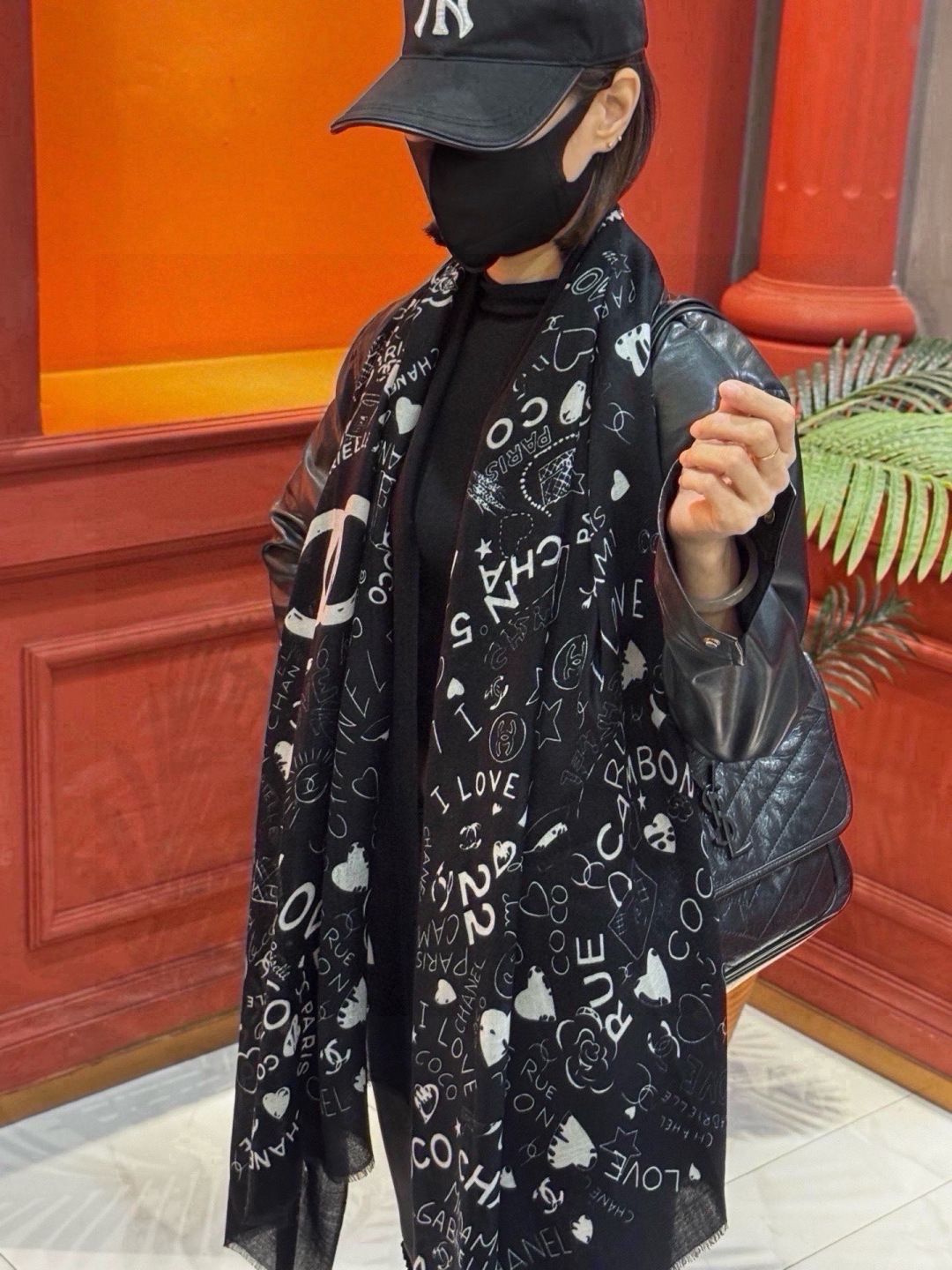 NO:945845,The new CHANEL Chanel classic elements are designed elegantly and elegantly. It is perfect when wrapped around the neck. It is like a beauty in the world. Counter quality [rose] long scarf 100*200cm. Top-quality pure cashmere [strong] reserved. If you like it, come and grab it. High version scarf, high version scarf, chanel, chanel19860909新款 CHANEL香奈儿经典元素设计优雅大方,绕在颈间超级完美简直人间的尤物 专柜品质[玫瑰]长巾100*200cm 顶级纯羊绒[强]自留款喜欢的快来抢吧 高版本围巾,高版本围巾,chanel,chanel,scarf