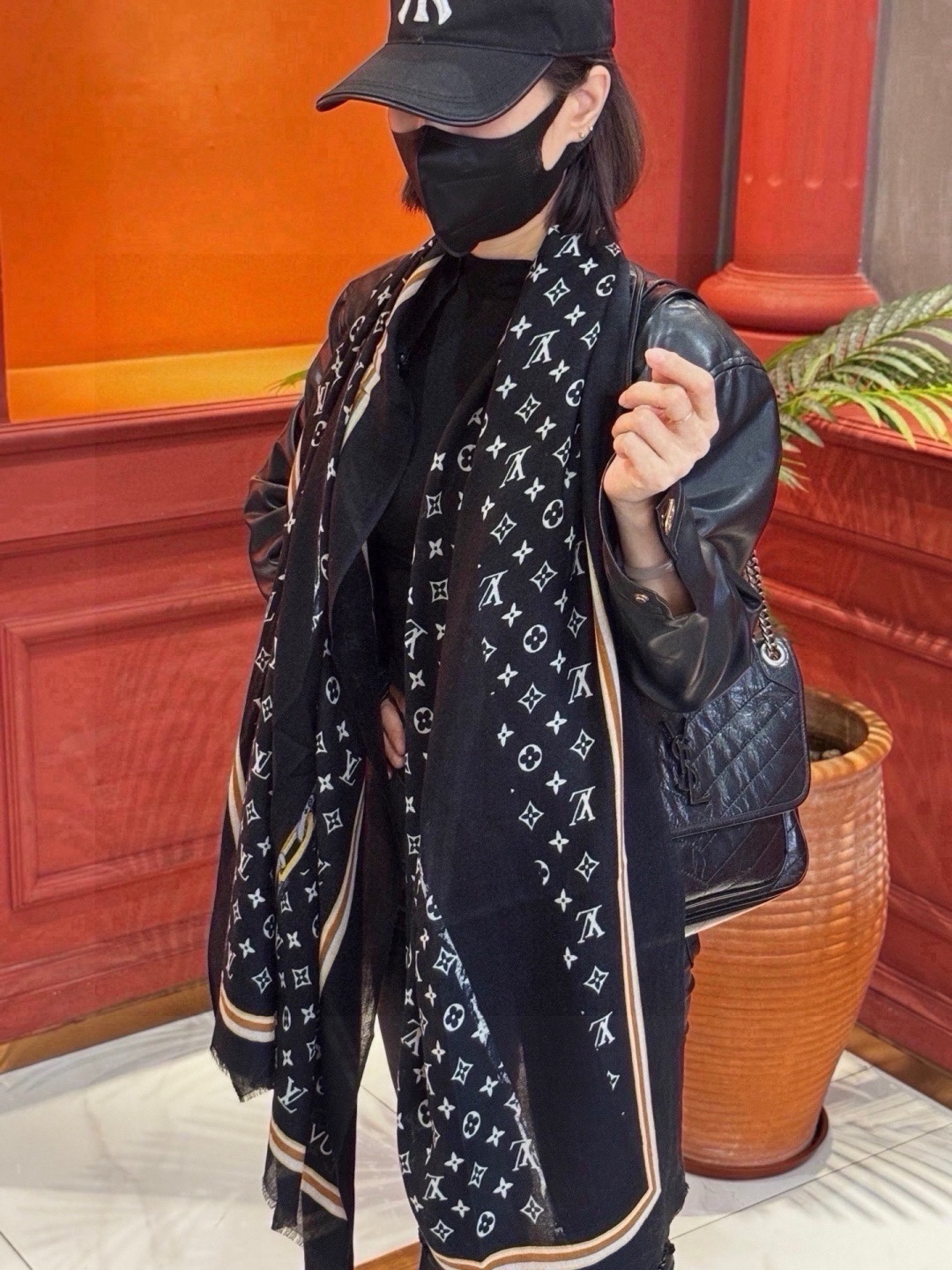 NO:945857,Fashionable and versatile!  LV’s new presbyopic long scarf] A great item to enhance your temperament and taste!  !  A must-have for all seasons!  !  Really invincible and practical!  !  A rare cashmere scarf!  !  The fabric feels really good. After a simple try, you will know that it is what you want. It is easy to control, very fashionable and easy to match. It is very beautiful and has a tone. It can be matched with any top in autumn and winter, including T-shirts, shirts, down, vests, and windbreakers!  !  !  With it as a foil, your taste and temperament come out immediately. It is really a super practical scarf that doesn't care about your age or temperament at all!  Size specifications 100*200cm cashmere long scarf high version scarf, high version scarf, louis vuitton, shirts, tees, t-shirt, down jacket19860909又时髦又百搭！LV新款老花长巾】提升气质和品味的好单品！！四季必备！！真的无敌实用！！Lv难得的羊绒长巾,！！面料手感真的很好,简单一试,就知道是自己想要的,轻松驾驭非常时髦好搭,特别好看,有调调,秋冬天跟什么上衣都能搭,T恤,衬衫,羽绒,马甲,风衣都能搭！！！有它的衬托,品味和气质立马就出来了,真的是超级实用的一款围巾,完全不挑年龄气质！尺寸规格100*200cm羊绒长巾高版本围巾,高版本围巾,louis vuitton,shirts,tees，t-shirt,down jacket,scarf