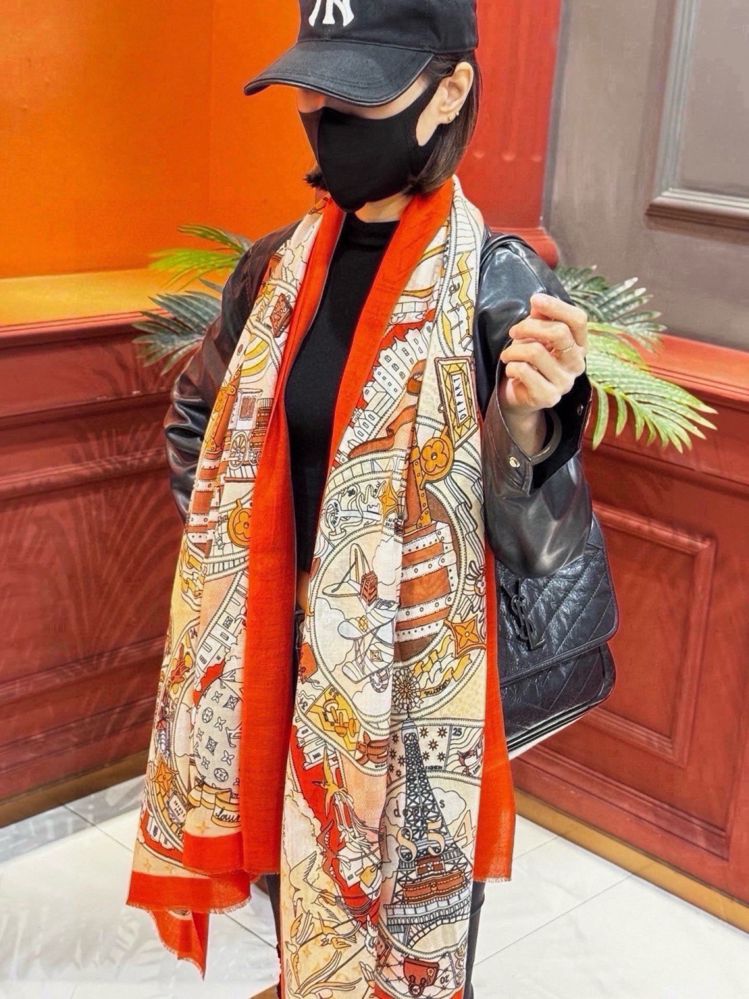 NO:945876,Fashionable and versatile!  LV’s new presbyopic long scarf] A great item to enhance your temperament and taste!  !  A must-have for all seasons!  !  Really invincible and practical!  !  A rare cashmere scarf!  !  The fabric feels really good. After a simple try, you will know that it is what you want. It is easy to control, very fashionable and easy to match. It is very beautiful and has a tone. It can be matched with any top in autumn and winter, including T-shirts, shirts, down, vests, and windbreakers!  !  !  With it as a foil, your taste and temperament come out immediately. It is really a super practical scarf that doesn't care about your age or temperament at all!  Size specifications 100*200cm cashmere long scarf high version scarf, high version scarf, louis vuitton, shirts, tees, t-shirt, down jacket19860909又时髦又百搭！LV新款老花长巾】提升气质和品味的好单品！！四季必备！！真的无敌实用！！Lv难得的羊绒长巾,！！面料手感真的很好,简单一试,就知道是自己想要的,轻松驾驭非常时髦好搭,特别好看,有调调,秋冬天跟什么上衣都能搭,T恤,衬衫,羽绒,马甲,风衣都能搭！！！有它的衬托,品味和气质立马就出来了,真的是超级实用的一款围巾,完全不挑年龄气质！尺寸规格100*200cm羊绒长巾高版本围巾,高版本围巾,louis vuitton,shirts,tees，t-shirt,down jacket,scarf