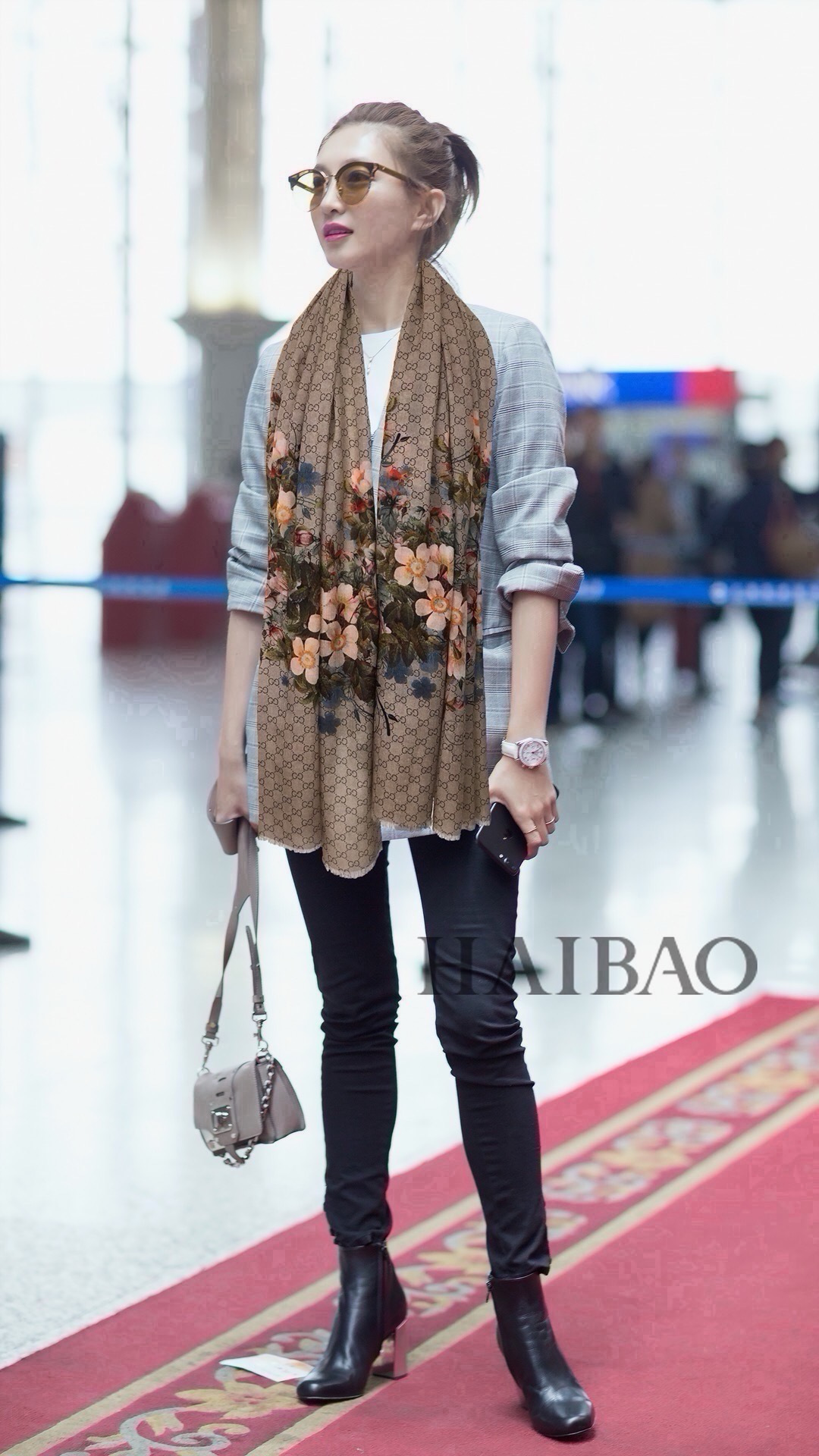 NO:945901,She's so smart and so beautiful that her upper body effect is crazy. I like Gucci New~300 high-end ring velvet!  Really beautiful design, this floral element is really high-end, stable, elegant and feminine. The four colors are also very suitable for daily wear. The real thing is beautiful. Baby  cashmere high-end cashmere, the fabric is soft, the printing and dyeing are fine, the texture can easily pass through the scarf buckle, the high-end quality and lightness are very comfortable. A must-have for travel in air-conditioned rooms in summer. More beautiful in winter. Slow hands, no 110*200 top imported 300 pure cashmere ring velvet long scarf, four colors. High version scarf, high version scarf, gucci, ring19860909秀外慧中,美到过分上身效果疯狂的喜欢Gucci New~300支高端戒指绒！真心美爆了的设计,这个花卉元素真的好高级,稳重优雅女人味四个色也是非常适合日搭的配色实物很美好.baby cashmere高端羊绒,面料柔软,印染精细,质感轻松穿过丝巾扣,高端品质轻薄的感觉非常舒适.夏天旅游空调房必须来条.冬天更美.手慢无110*200顶级进口300纯羊绒戒指绒长巾,四个色.高版本围巾,高版本围巾,gucci,ring,scarf