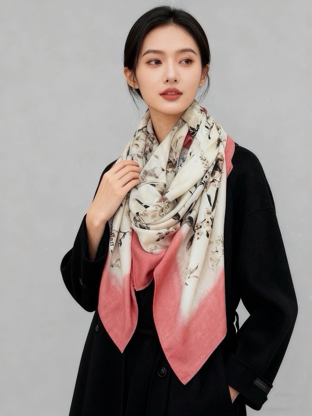 NO:945839,Dior 140 velvet double-sided tone-on-tone printed shawl Millefiori pattern This shawl is decorated with multi-color Millefiori pattern, presenting a series of Asian flowers in soft and delicate tones, highlighting its elegant appeal. Carefully crafted from ivory silk wool fabric, double-sided design, decorated with contrasting pink hand-rolled edges and embellished with the Christian Dior signature. Can be tied around the neck or used as a headscarf to create a classic Dior look. Millefiori pattern Christian Dior  Contrasting logo hand-rolled edges 30% silk 70% cashmere high version scarf, high version scarf, dior, real silk, shawls19860909Dior 140丝绒双面同色印花披肩Millefiori 图案 这款披肩饰以多色 Millefiori 图案,以柔和精致的色调呈现亚洲花朵系列,彰显典雅意趣.采用象牙色丝毛面料精心制作,双面设计,饰以对比鲜明的粉色手工卷边,点缀以Christian Dior 标志.可系在颈部或作为头巾使用,打造 Dior经典造型. Millefiori 图案 Christian Dior 标志对比鲜明的手工卷边 30真丝70羊绒 高版本围巾,高版本围巾,dior,real silk,shawls,scarf