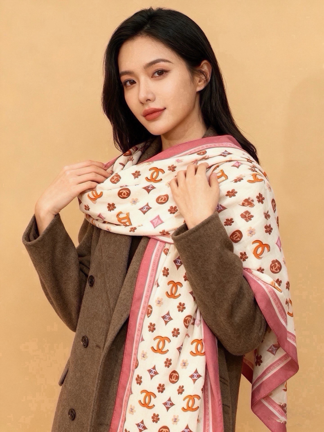 NO:945903,Chanel's new [Chanel] classic camellia and elegant Coco style, Chanel's latest velvet square scarf ~ temperament to the core, the new season's fabrics of Fragrant Grandma are super high-end, really super soft, silky smooth, strong toughness and not easy to be snagged!  This year’s new series~ I’m really impressed by the design. Chanel’s silk scarf is definitely a representative of elegance. A fragrant silk scarf will give you the best match!  !  A must!  The upper body effect is simply elegant and very flexible. It has layers of elegant texture. Layers upon layers create a striking but unobtrusive gorgeous ladylike feeling. The powder must come in the size of 140*140cm. The upper body effect is really beautiful (it will look even better when paired with clothing, shoes and bags)!  The real thing is definitely more beautiful!  Classic black and white high version scarf, high version scarf, chanel, chanel19860909香奈儿上新【Chanel】 经典茶花优雅Coco风,Chanel最新丝绒大方巾~气质到骨子里,香奶奶新一季的面料超高级,真心超级柔软,丝丝顺滑,韧性很强 不容易被轻易勾丝！今年新出的系列~真的被这样的设计美到,香奈儿家的丝巾绝对是优雅的代表,一条小香的丝巾,给你最好的搭配！！ 必入！上身效果简直优雅气质到不行,非常灵动.层次优雅质感.层层叠叠出醒目而不张扬的华丽名媛感,香粉必入 140*140cm 的尺寸,上身效果真的不用多说的美(搭配服饰鞋包更有感觉)！实物绝对更美！经典黑白色高版本围巾,高版本围巾,chanel,chanel,scarf