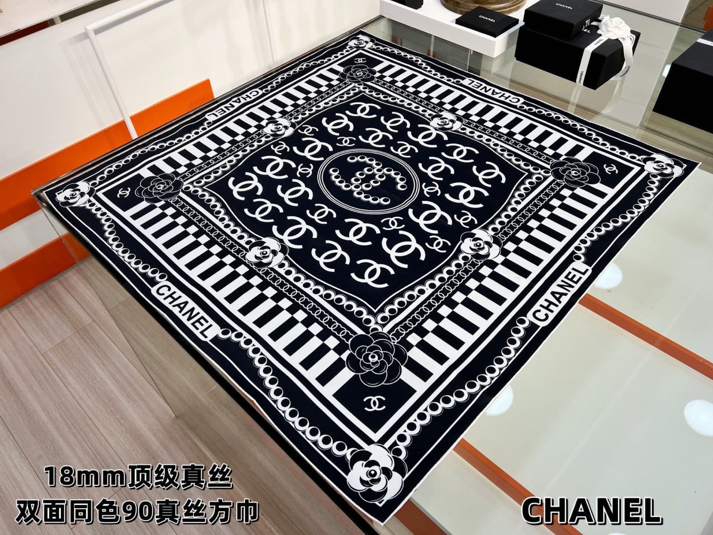 NO:945854,Chanel 26c~[18mm top-quality double-sided silk printed silk scarf] The design elements are mainly clogo, pearls, and camellias. A very classic design, not picky, and a style that looks good on anyone who wears it. Ingredients Mulberry silk Size 90*90cm high version scarf, high version scarf, chanel, real silk19860909Chanel 26c~【18mm顶级双面真丝印花丝巾】 设计元素主要是cclogo、珍珠、山茶花 非常经典的设计、不挑人, 谁戴谁好看的款. 成份桑蚕丝 尺寸90*90cm高版本围巾,高版本围巾,chanel,real silk,scarf