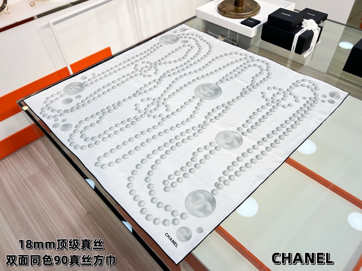 NO:945866,Chanel 90 silk scarf, new product, 18mm top-quality silk, double-sided same-color printing, classic design of bags, shoes and accessories, always the most unmissable fashion item of Chanel. High-end, high-end, high-end... just boast about it with your upper body. Real silk, exquisite hand-rolled high version scarf, high version scarf, chanel, chanel, real silk19860909Chanel 90丝巾 新品 18mm顶级真丝双面同色印花 经典的包包鞋子饰品设计 永远是香家最不可错过的时尚单品 高级、高级、高级…… 上身使劲夸就完了 真丝、精致手工卷边高版本围巾,高版本围巾,chanel,chanel,real silk,scarf