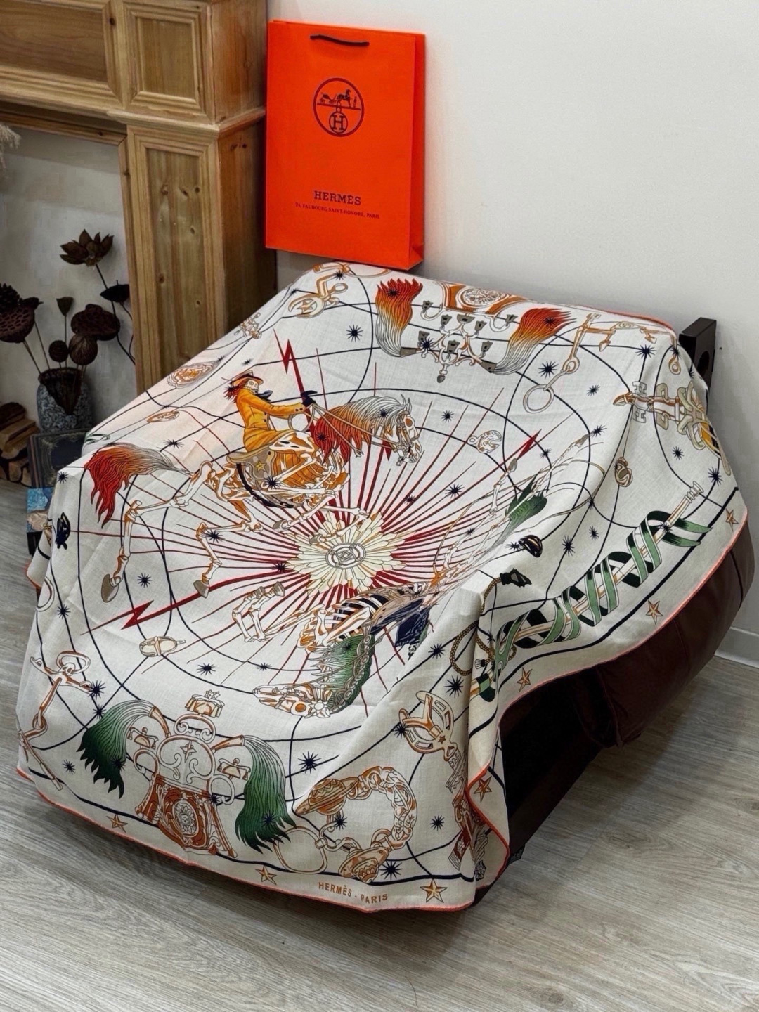 “星辰合唱曲”140丝绒双面同色披肩 手工卷边丝绒方巾(30%桑蚕丝70%羊绒) 这款经典单品展现强大而迷人的女性魅力精 “星辰合唱曲”140丝绒双面同色披肩 手工卷边丝绒方巾(30%桑蚕丝70%羊绒) 这款经典单品展现强大而迷人的女性魅力精