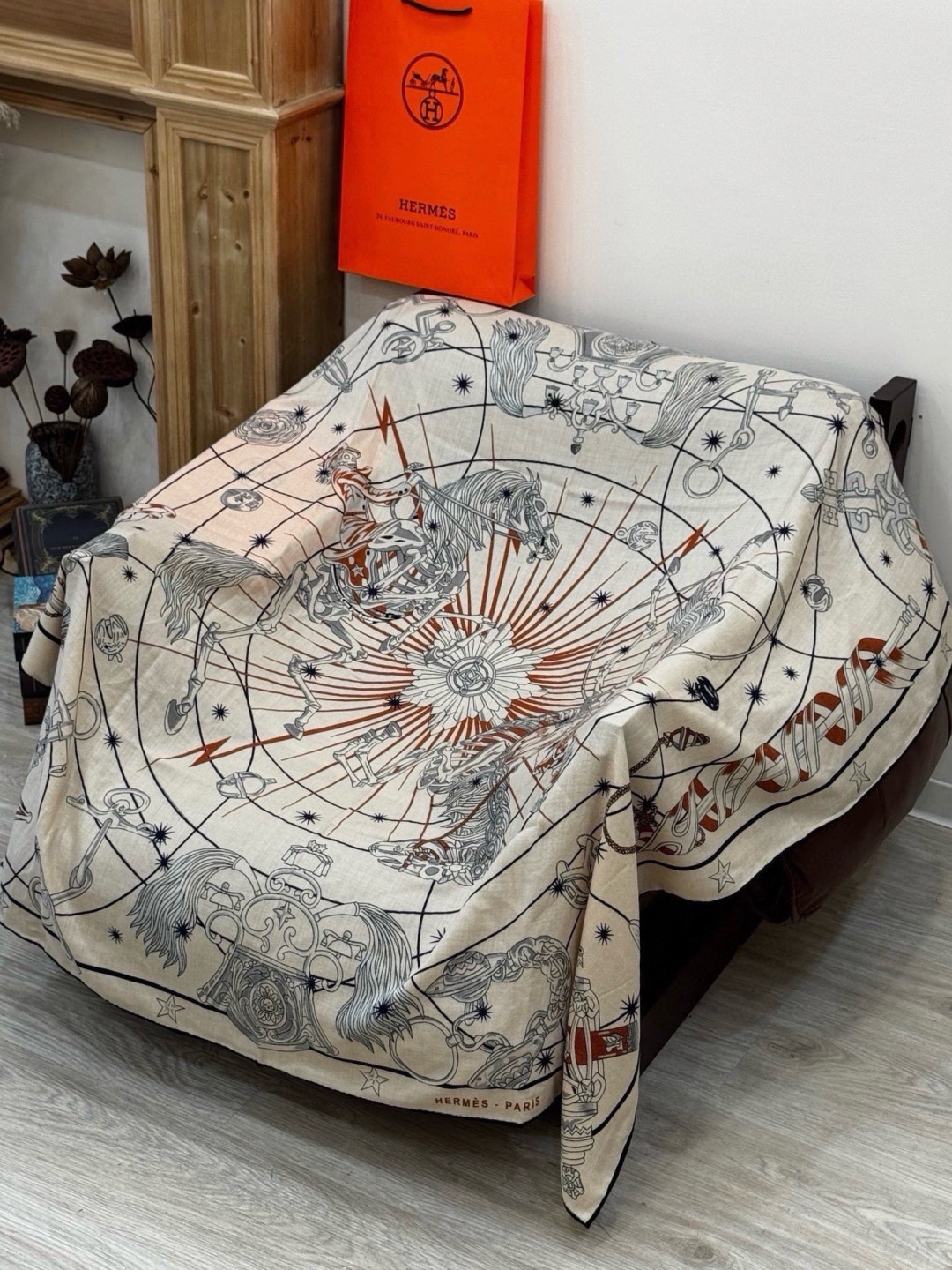 “星辰合唱曲”140丝绒双面同色披肩 手工卷边丝绒方巾(30%桑蚕丝70%羊绒) 这款经典单品展现强大而迷人的女性魅力精 “星辰合唱曲”140丝绒双面同色披肩 手工卷边丝绒方巾(30%桑蚕丝70%羊绒) 这款经典单品展现强大而迷人的女性魅力精