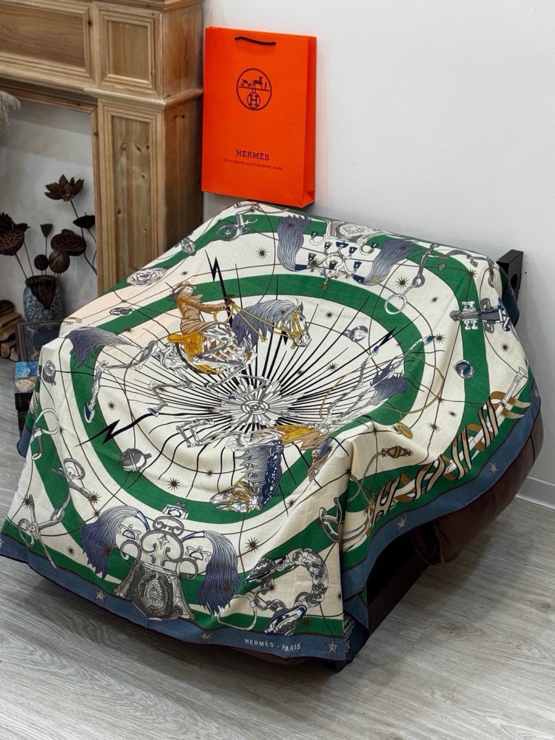 “星辰合唱曲”140丝绒双面同色披肩 手工卷边丝绒方巾(30%桑蚕丝70%羊绒) 这款经典单品展现强大而迷人的女性魅力精 “星辰合唱曲”140丝绒双面同色披肩 手工卷边丝绒方巾(30%桑蚕丝70%羊绒) 这款经典单品展现强大而迷人的女性魅力精