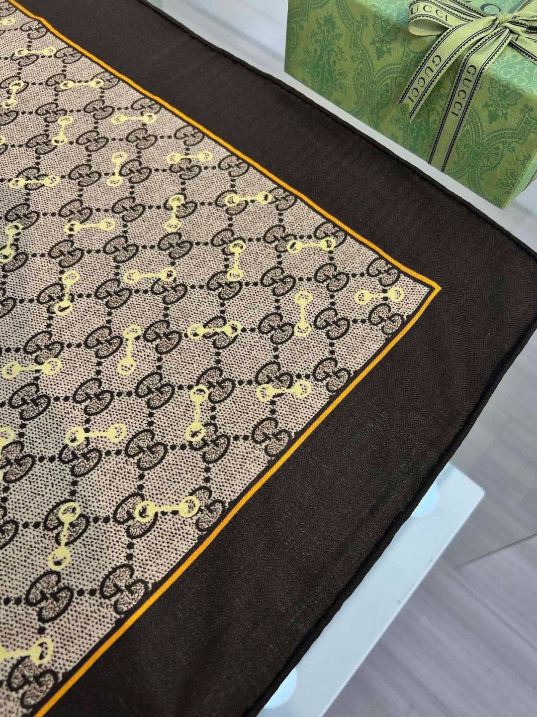 Gucci ~140双面同色披肩 手工卷边山羊绒和真丝混纺披肩（70%山羊毛、30%桑蚕丝）。 这款迷人的140披肩令您