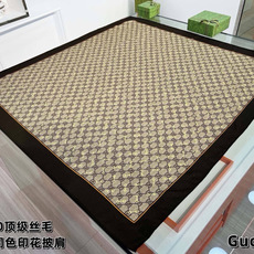 Gucci ~140双面同色披肩 手工卷边山羊绒和真丝混纺披肩(70%山羊毛、30%桑蚕丝)。 这款迷人的140披肩令您 Gucci ~140双面同色披肩 手工卷边山羊绒和真丝混纺披肩(70%山羊毛、30%桑蚕丝)。 这款迷人的140披肩令您