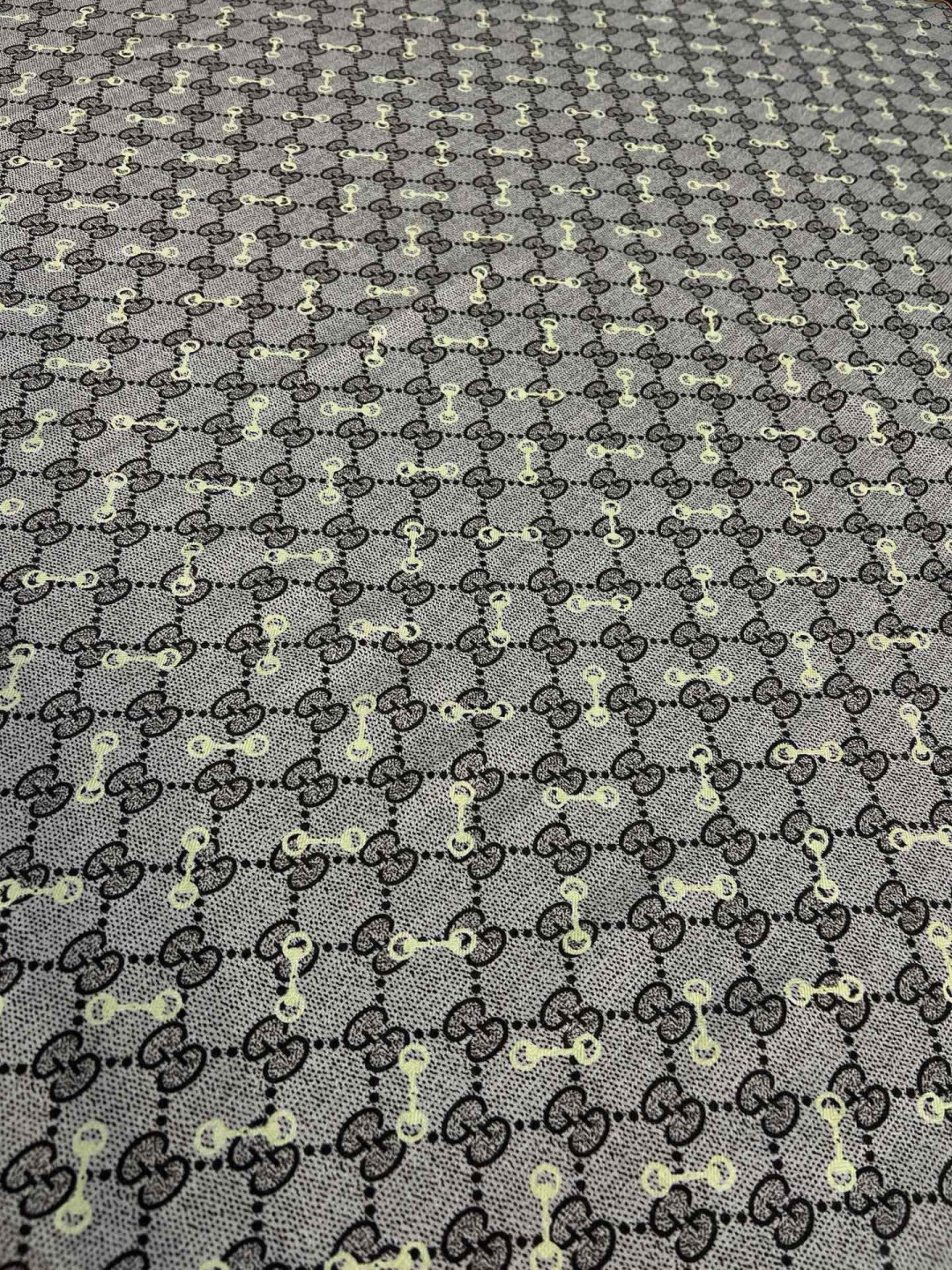 Gucci ~140双面同色披肩 手工卷边山羊绒和真丝混纺披肩（70%山羊毛、30%桑蚕丝）。 这款迷人的140披肩令您