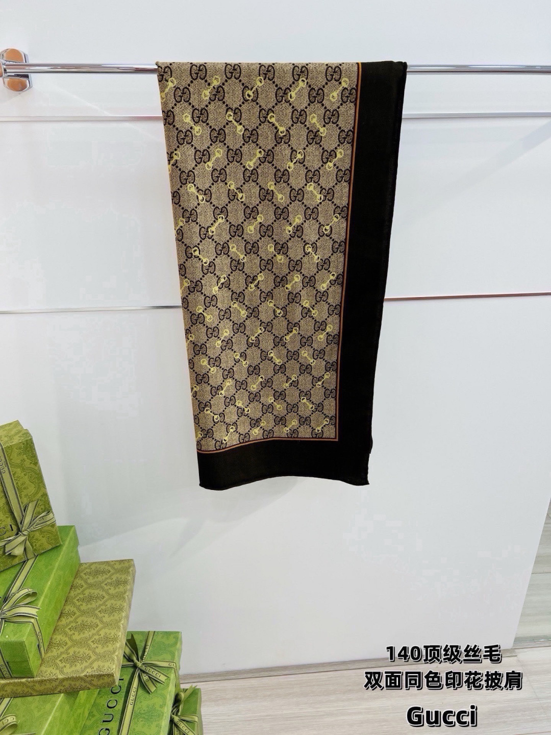 Gucci ~140双面同色披肩 手工卷边山羊绒和真丝混纺披肩（70%山羊毛、30%桑蚕丝）。 这款迷人的140披肩令您