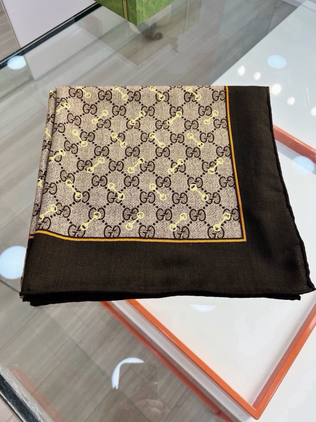 Gucci ~140双面同色披肩 手工卷边山羊绒和真丝混纺披肩（70%山羊毛、30%桑蚕丝）。 这款迷人的140披肩令您