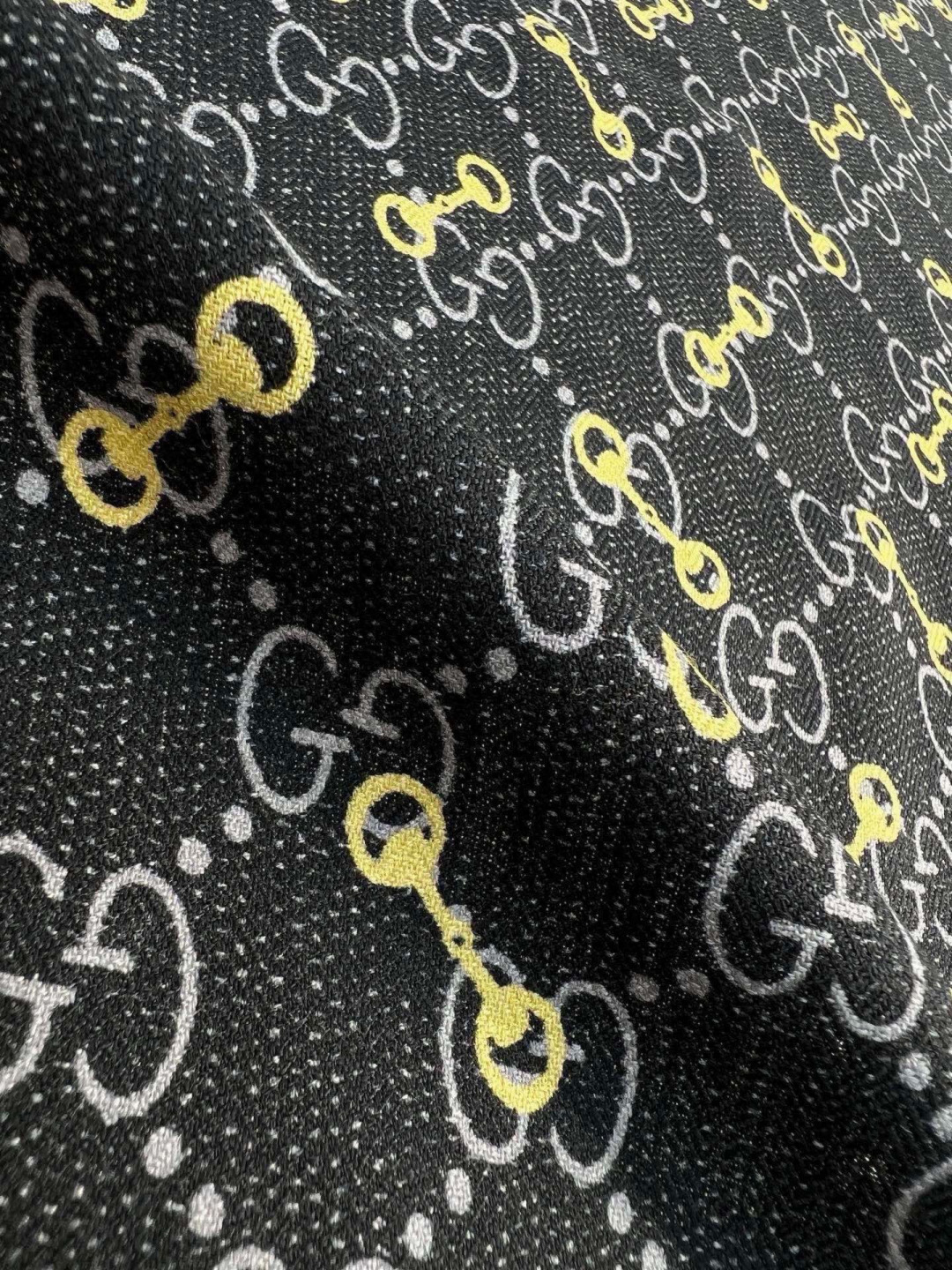 Gucci ~140双面同色披肩 手工卷边山羊绒和真丝混纺披肩(70%山羊毛、30%桑蚕丝)。 这款迷人的140披肩令您 Gucci ~140双面同色披肩 手工卷边山羊绒和真丝混纺披肩(70%山羊毛、30%桑蚕丝)。 这款迷人的140披肩令您