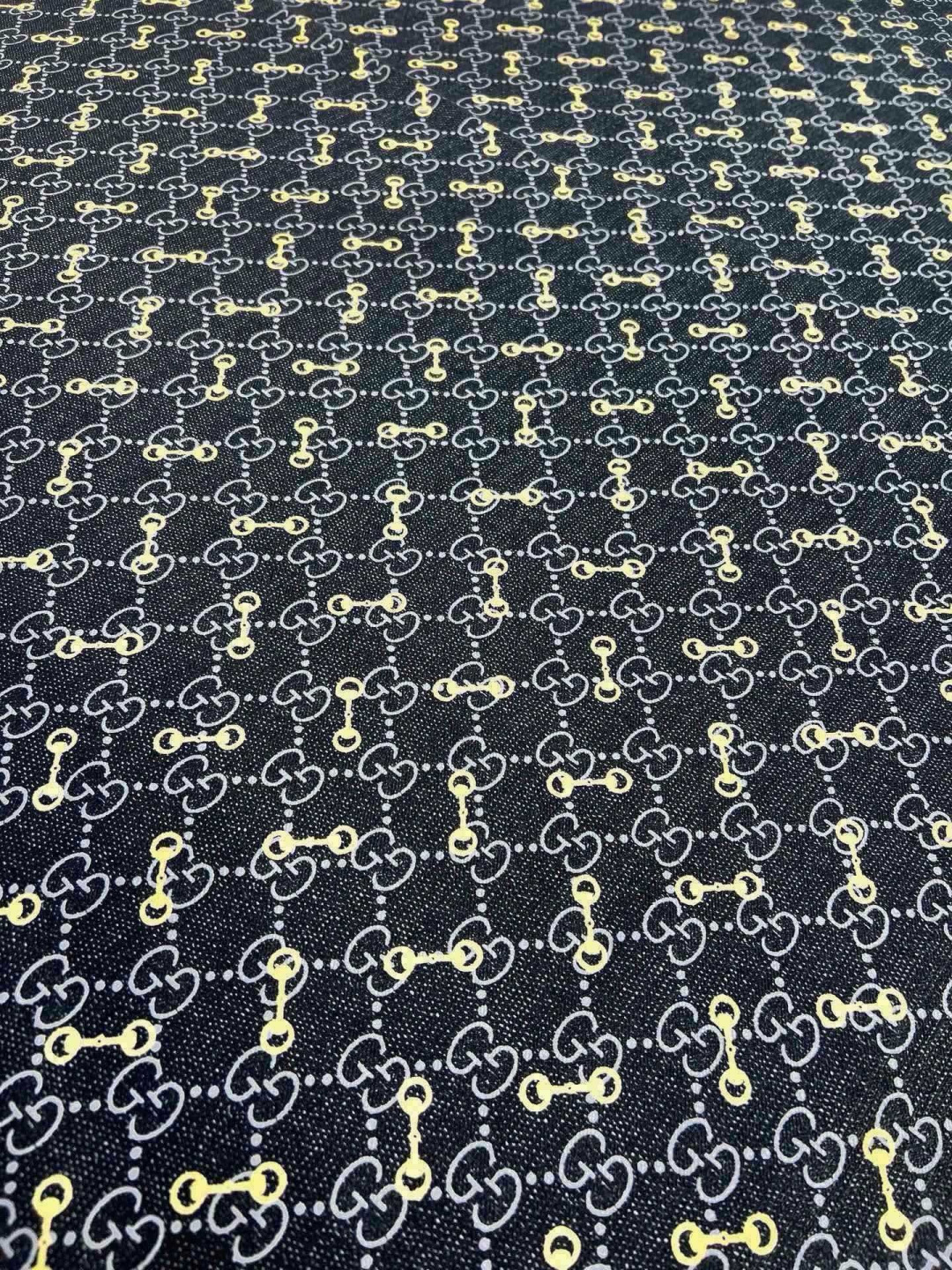 Gucci ~140双面同色披肩 手工卷边山羊绒和真丝混纺披肩(70%山羊毛、30%桑蚕丝)。 这款迷人的140披肩令您 Gucci ~140双面同色披肩 手工卷边山羊绒和真丝混纺披肩(70%山羊毛、30%桑蚕丝)。 这款迷人的140披肩令您
