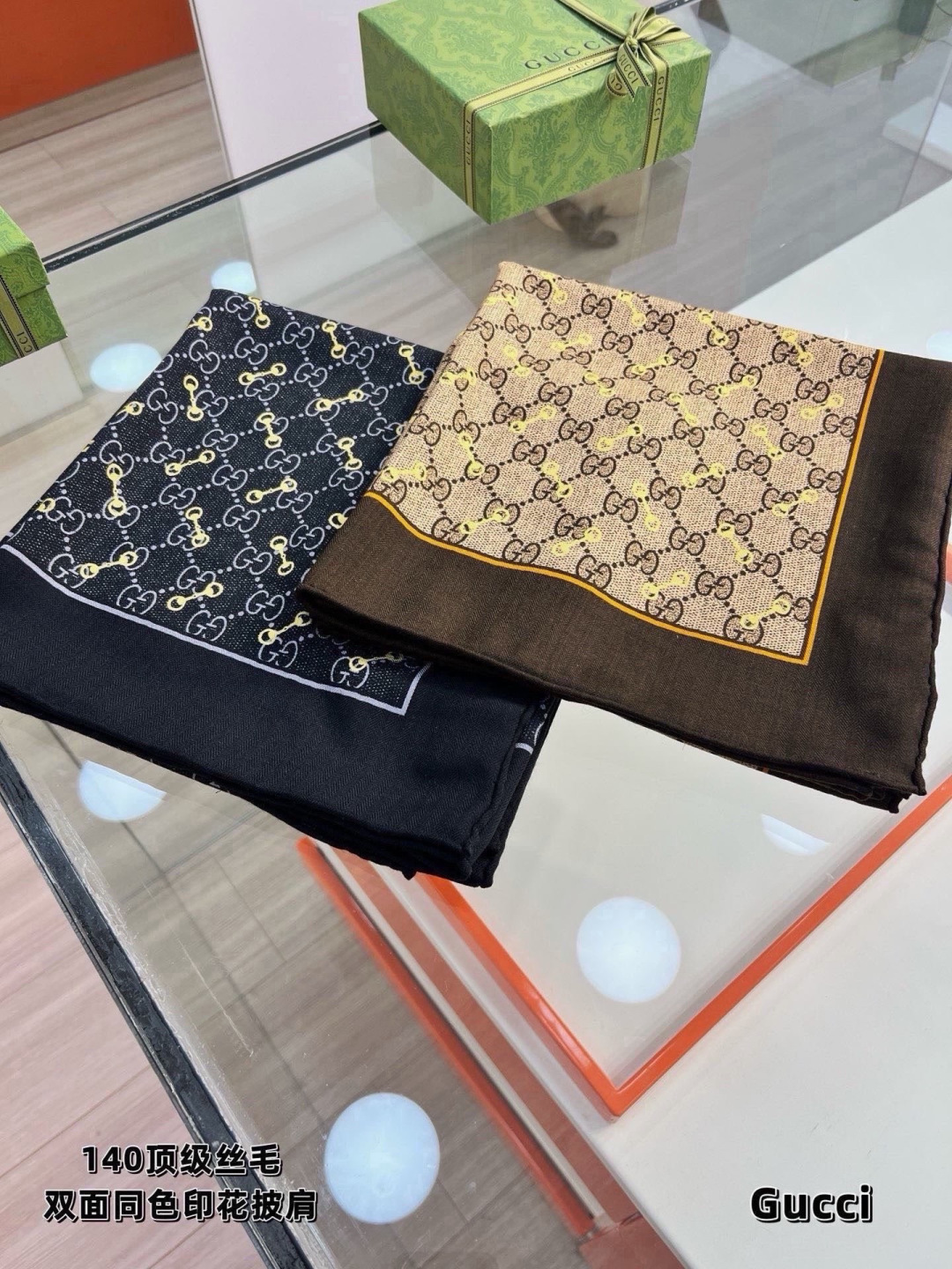 Gucci ~140双面同色披肩 手工卷边山羊绒和真丝混纺披肩(70%山羊毛、30%桑蚕丝)。 这款迷人的140披肩令您 Gucci ~140双面同色披肩 手工卷边山羊绒和真丝混纺披肩(70%山羊毛、30%桑蚕丝)。 这款迷人的140披肩令您