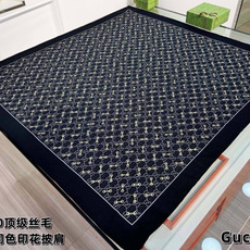 Gucci ~140双面同色披肩 手工卷边山羊绒和真丝混纺披肩(70%山羊毛、30%桑蚕丝)。 这款迷人的140披肩令您 Gucci ~140双面同色披肩 手工卷边山羊绒和真丝混纺披肩(70%山羊毛、30%桑蚕丝)。 这款迷人的140披肩令您