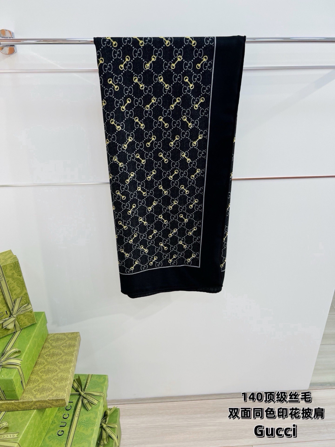 Gucci ~140双面同色披肩 手工卷边山羊绒和真丝混纺披肩(70%山羊毛、30%桑蚕丝)。 这款迷人的140披肩令您 Gucci ~140双面同色披肩 手工卷边山羊绒和真丝混纺披肩(70%山羊毛、30%桑蚕丝)。 这款迷人的140披肩令您