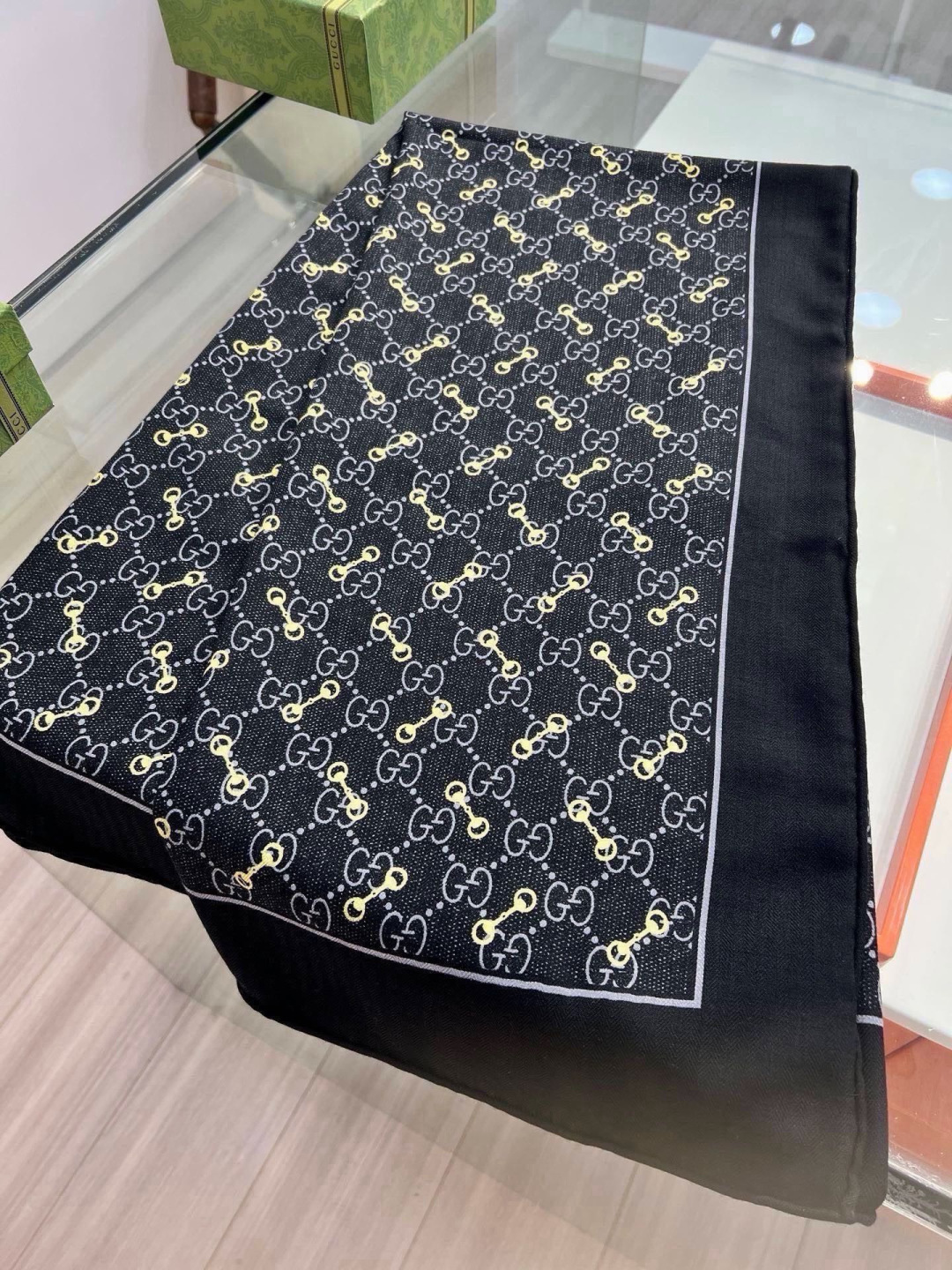 Gucci ~140双面同色披肩 手工卷边山羊绒和真丝混纺披肩(70%山羊毛、30%桑蚕丝)。 这款迷人的140披肩令您 Gucci ~140双面同色披肩 手工卷边山羊绒和真丝混纺披肩(70%山羊毛、30%桑蚕丝)。 这款迷人的140披肩令您