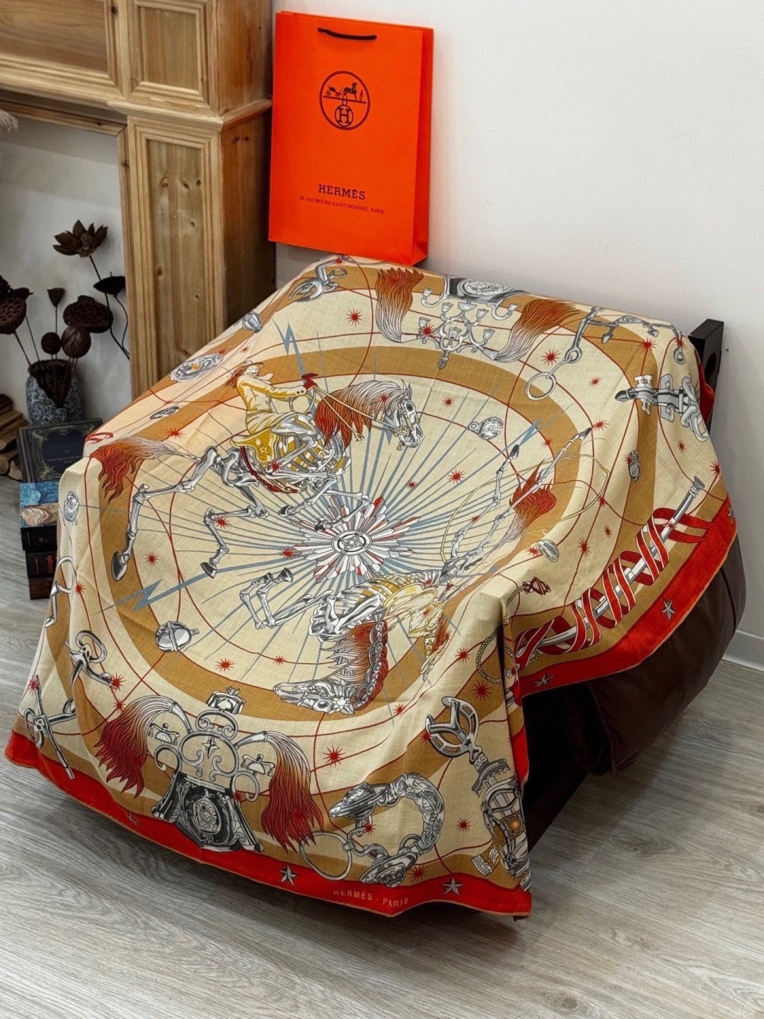 “星辰合唱曲”140丝绒双面同色披肩 手工卷边丝绒方巾（30%桑蚕丝70%羊绒） 这款经典单品展现强大而迷人的女性魅力精