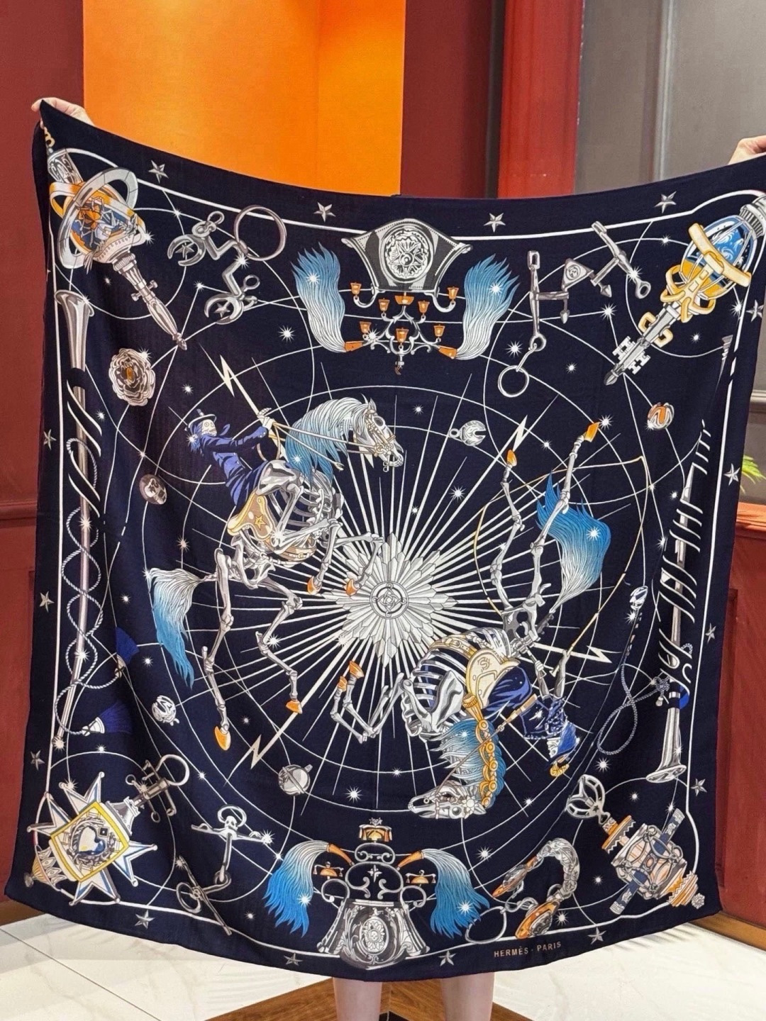 “星辰合唱曲”140丝绒双面同色披肩 手工卷边丝绒方巾(30%桑蚕丝70%羊绒) 这款经典单品展现强大而迷人的女性魅力精 “星辰合唱曲”140丝绒双面同色披肩 手工卷边丝绒方巾(30%桑蚕丝70%羊绒) 这款经典单品展现强大而迷人的女性魅力精