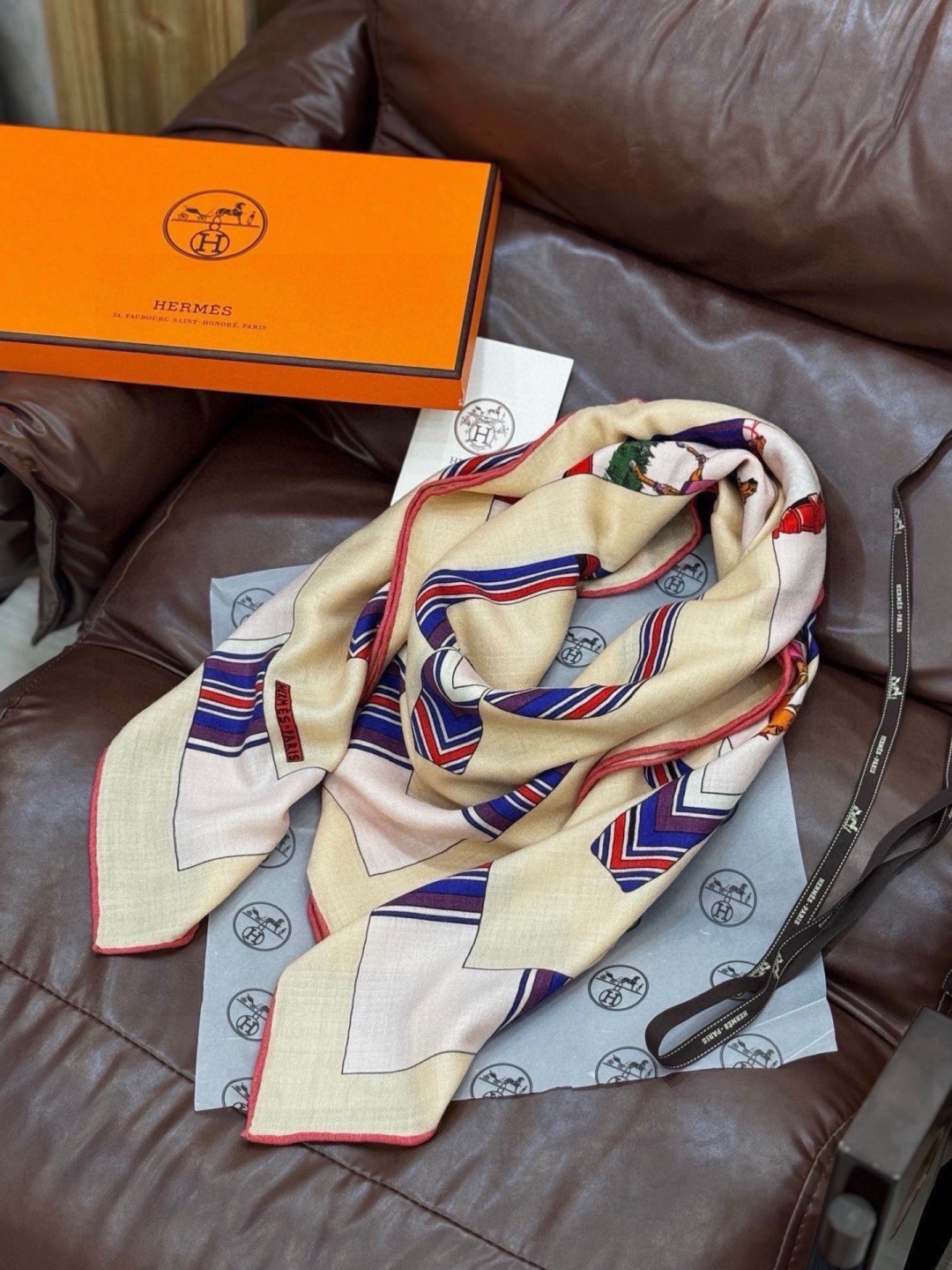 “金质马刺与骏马的披挂叠印版”披肩 【140顶级丝绒双面同色】 手工卷边30%桑蚕丝70%羊绒 这款迷人的140披肩令您 “金质马刺与骏马的披挂叠印版”披肩 【140顶级丝绒双面同色】 手工卷边30%桑蚕丝70%羊绒 这款迷人的140披肩令您
