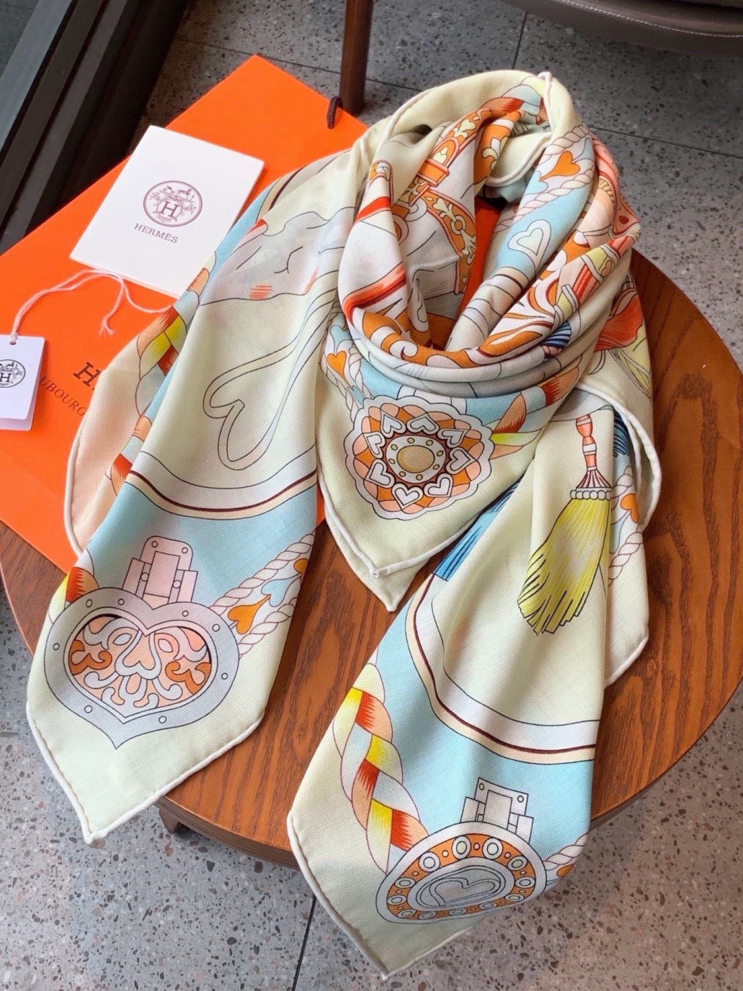 【双面同色】原单爱马仕140cm丝绒方巾💕 甜蜜的鞍具,装饰家芳登和佩西耶设计的一款餐盘增添骑士般的浪漫气息,该餐盘制作 【双面同色】原单爱马仕140cm丝绒方巾💕 甜蜜的鞍具,装饰家芳登和佩西耶设计的一款餐盘增添骑士般的浪漫气息,该餐盘制作