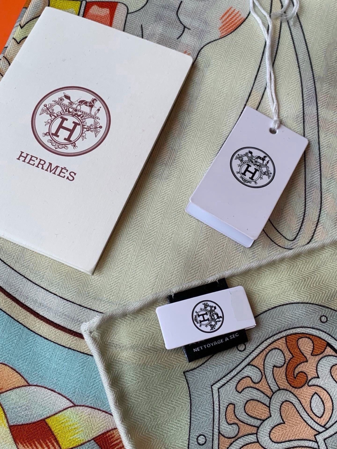 【双面同色】原单爱马仕140cm丝绒方巾💕 甜蜜的鞍具,装饰家芳登和佩西耶设计的一款餐盘增添骑士般的浪漫气息,该餐盘制作 【双面同色】原单爱马仕140cm丝绒方巾💕 甜蜜的鞍具,装饰家芳登和佩西耶设计的一款餐盘增添骑士般的浪漫气息,该餐盘制作