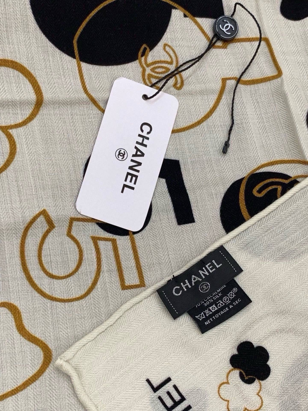 上新❤️ 【Chanel】  经典茶花优雅Coco风，Chanel最新菱格丝绒大方巾~气质到骨子里，香奶奶新一季的面料超