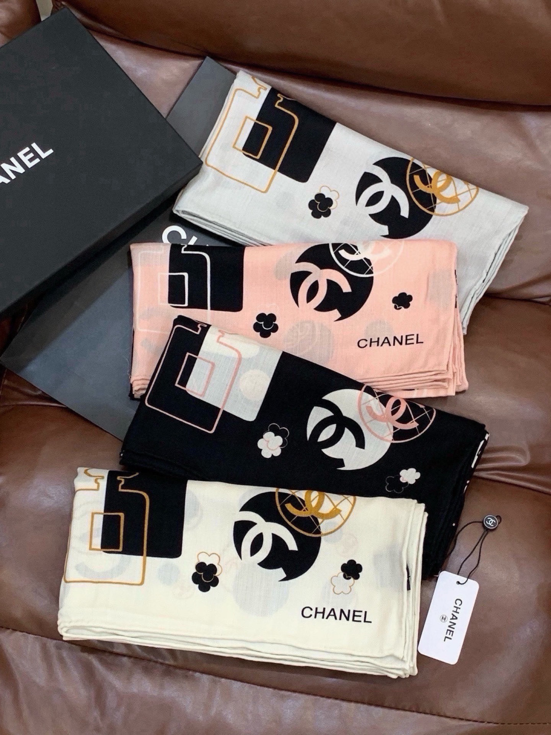 上新❤️ 【Chanel】  经典茶花优雅Coco风，Chanel最新菱格丝绒大方巾~气质到骨子里，香奶奶新一季的面料超