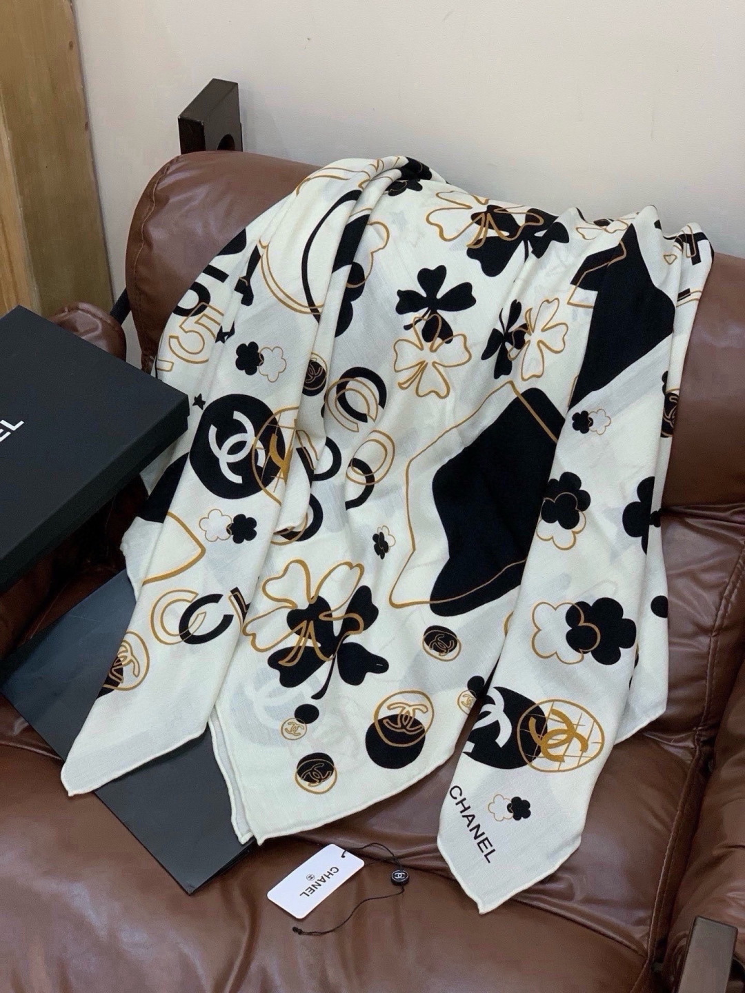 上新❤️ 【Chanel】  经典茶花优雅Coco风，Chanel最新菱格丝绒大方巾~气质到骨子里，香奶奶新一季的面料超
