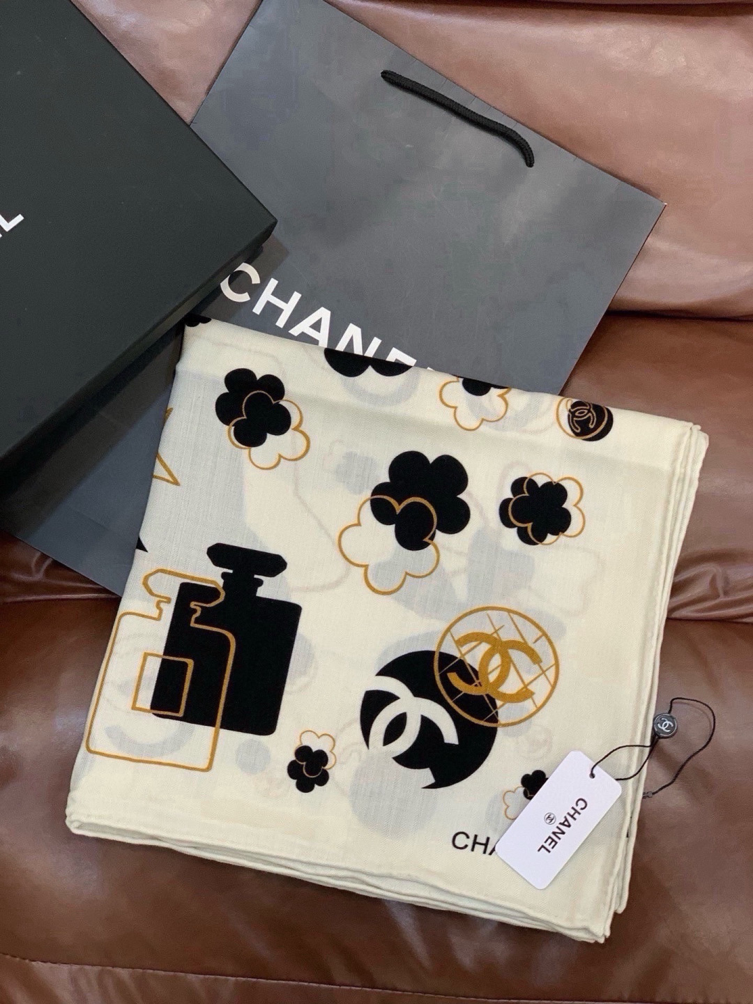 上新❤️ 【Chanel】  经典茶花优雅Coco风，Chanel最新菱格丝绒大方巾~气质到骨子里，香奶奶新一季的面料超
